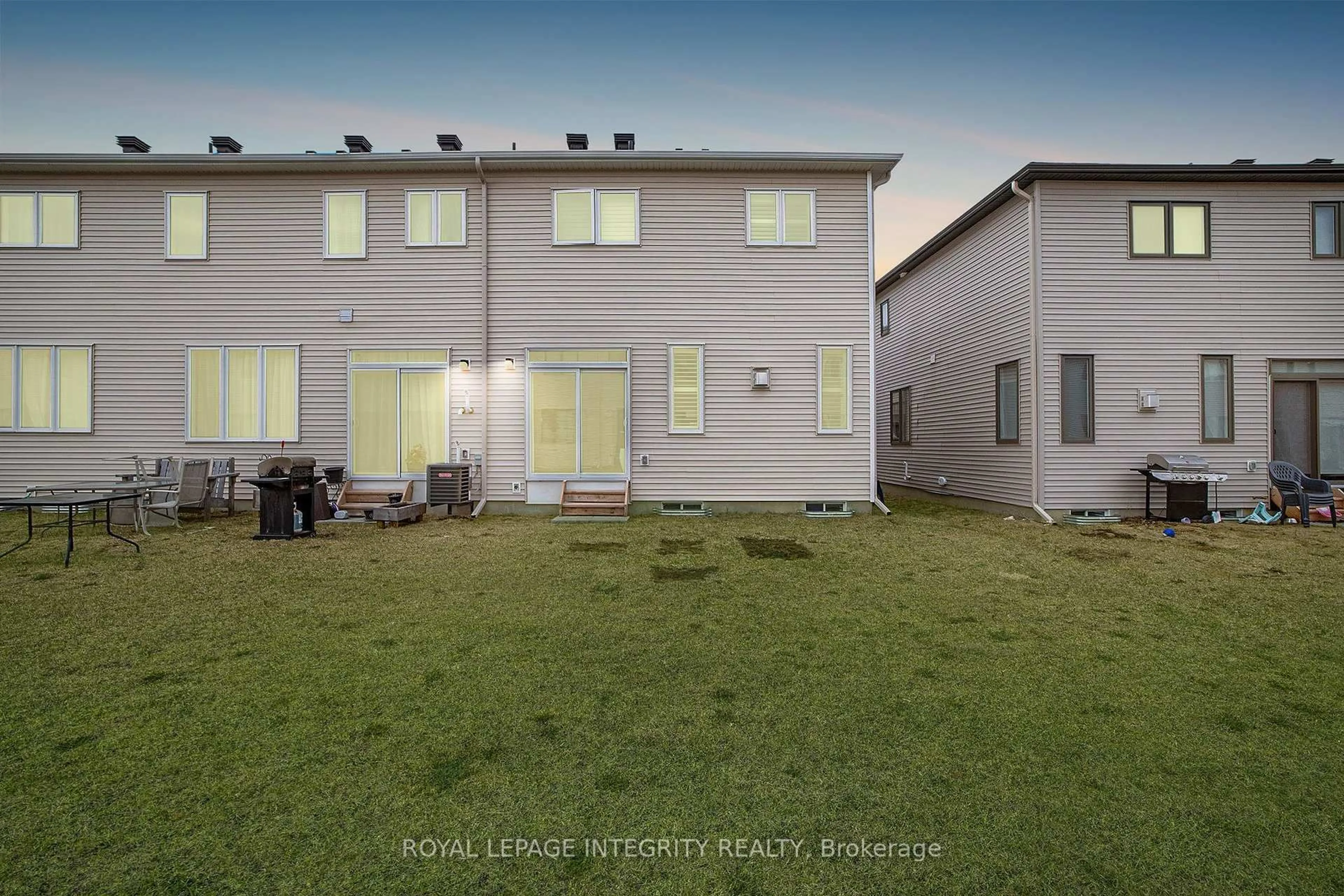A pic from outside/outdoor area/front of a property/back of a property/a pic from drone, street for 355 Crossway Terr, Stittsville Ontario K2S 2Z3