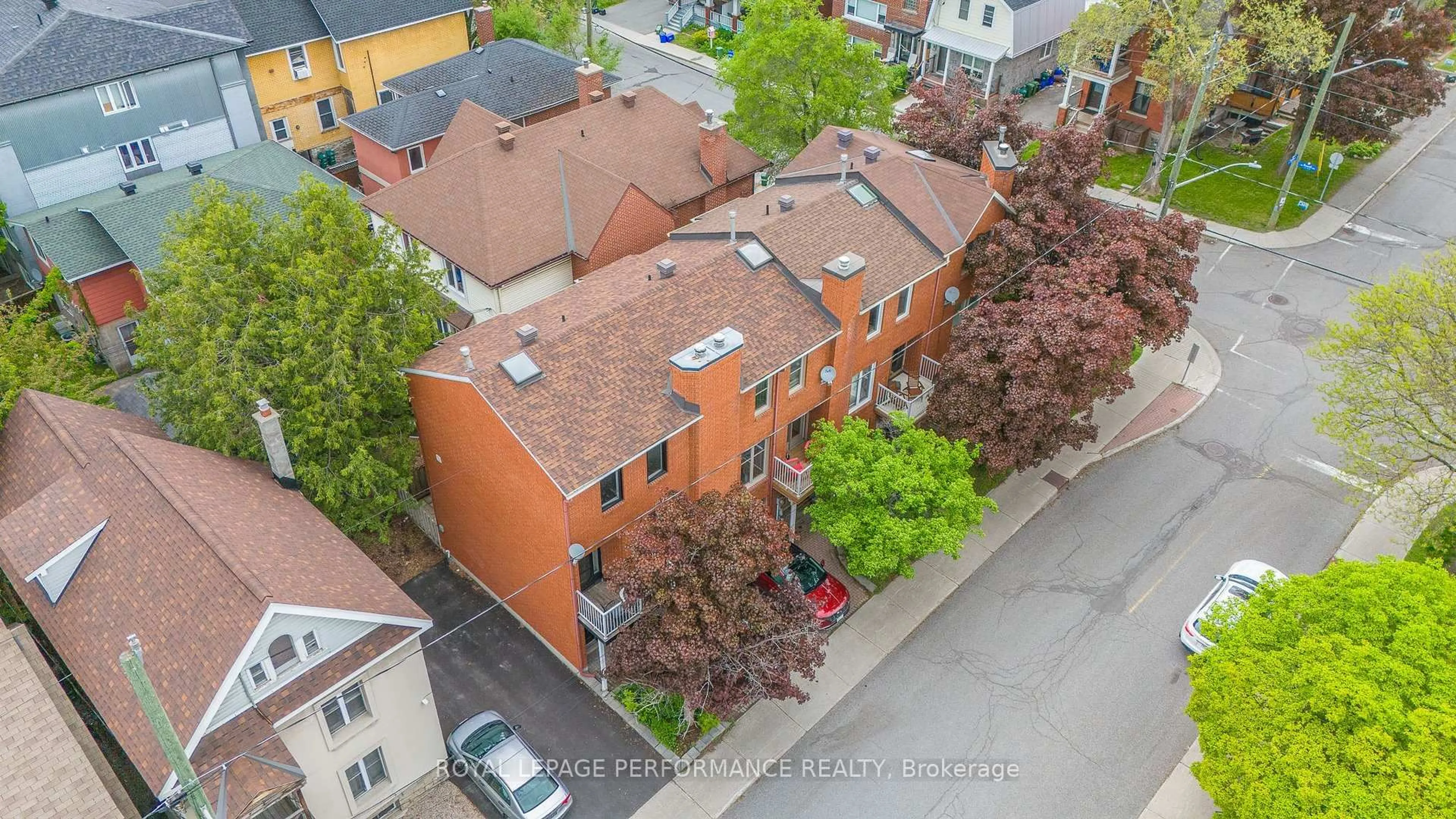 A pic from outside/outdoor area/front of a property/back of a property/a pic from drone, city buildings view from balcony for 101 Templeton St, Ottawa Ontario K1N 6X4