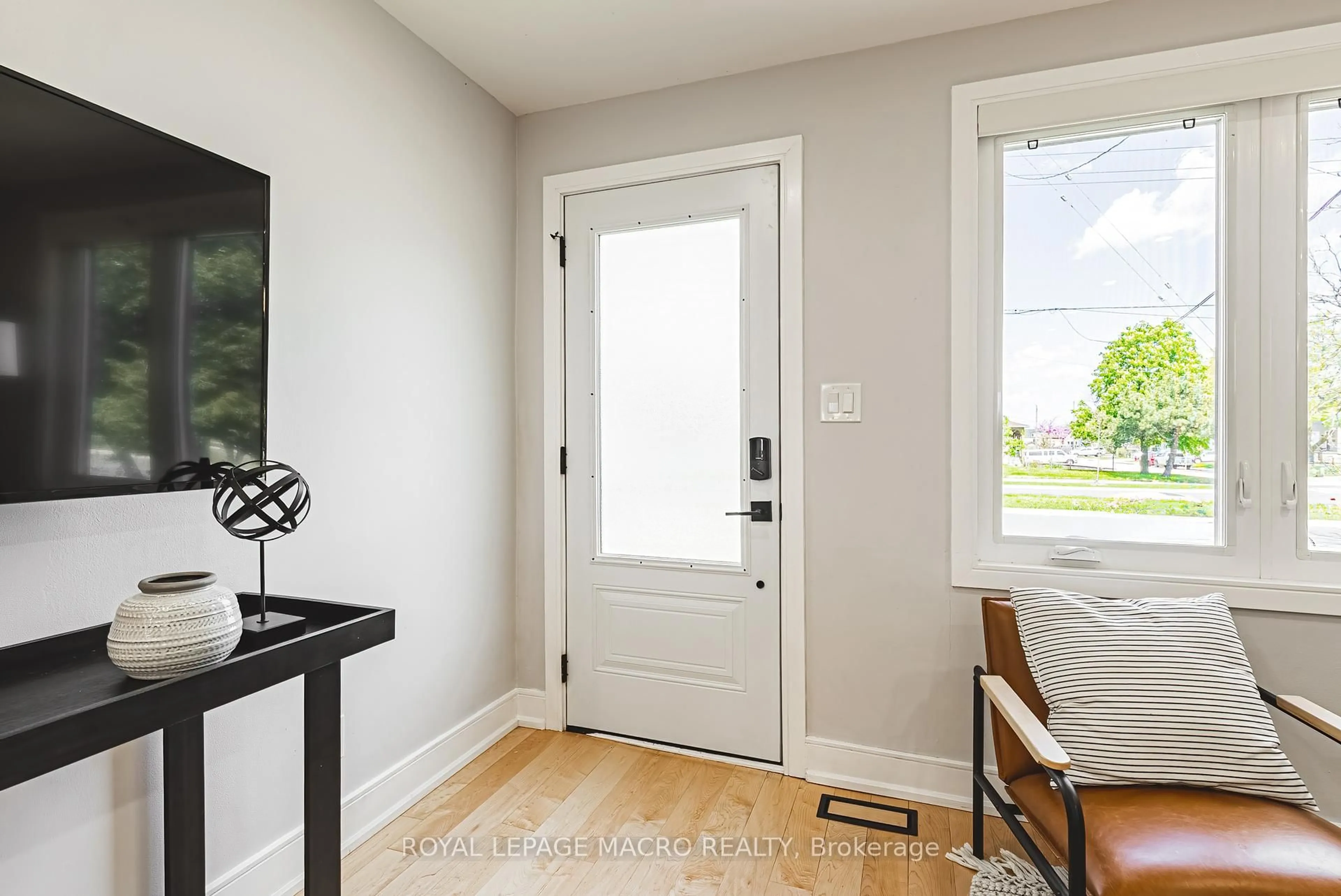 Indoor entryway for 2016 Barton St, Hamilton Ontario L8H 2Y8