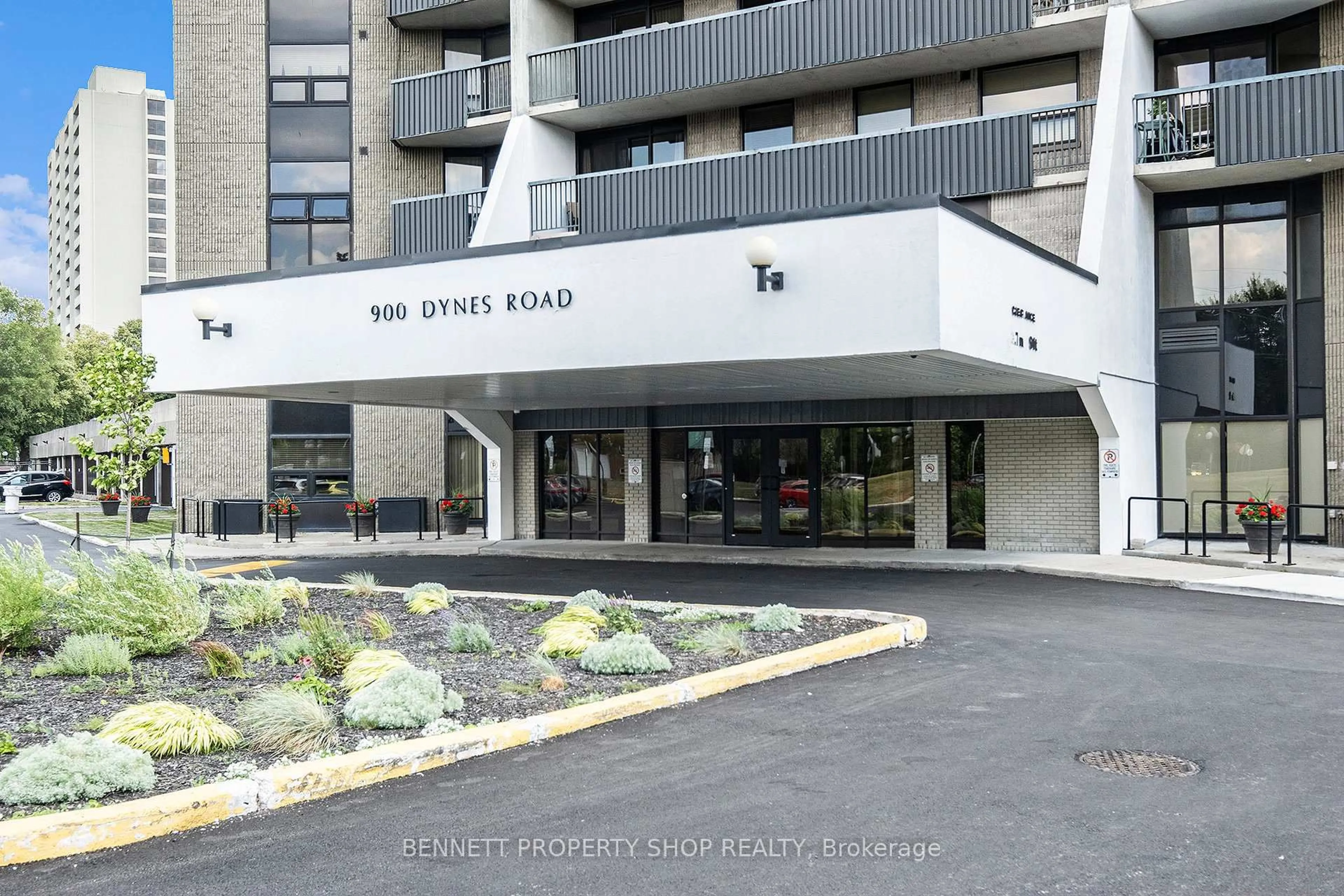Indoor foyer for 900 Dynes Rd #2209, Ottawa Ontario K2C 3L6
