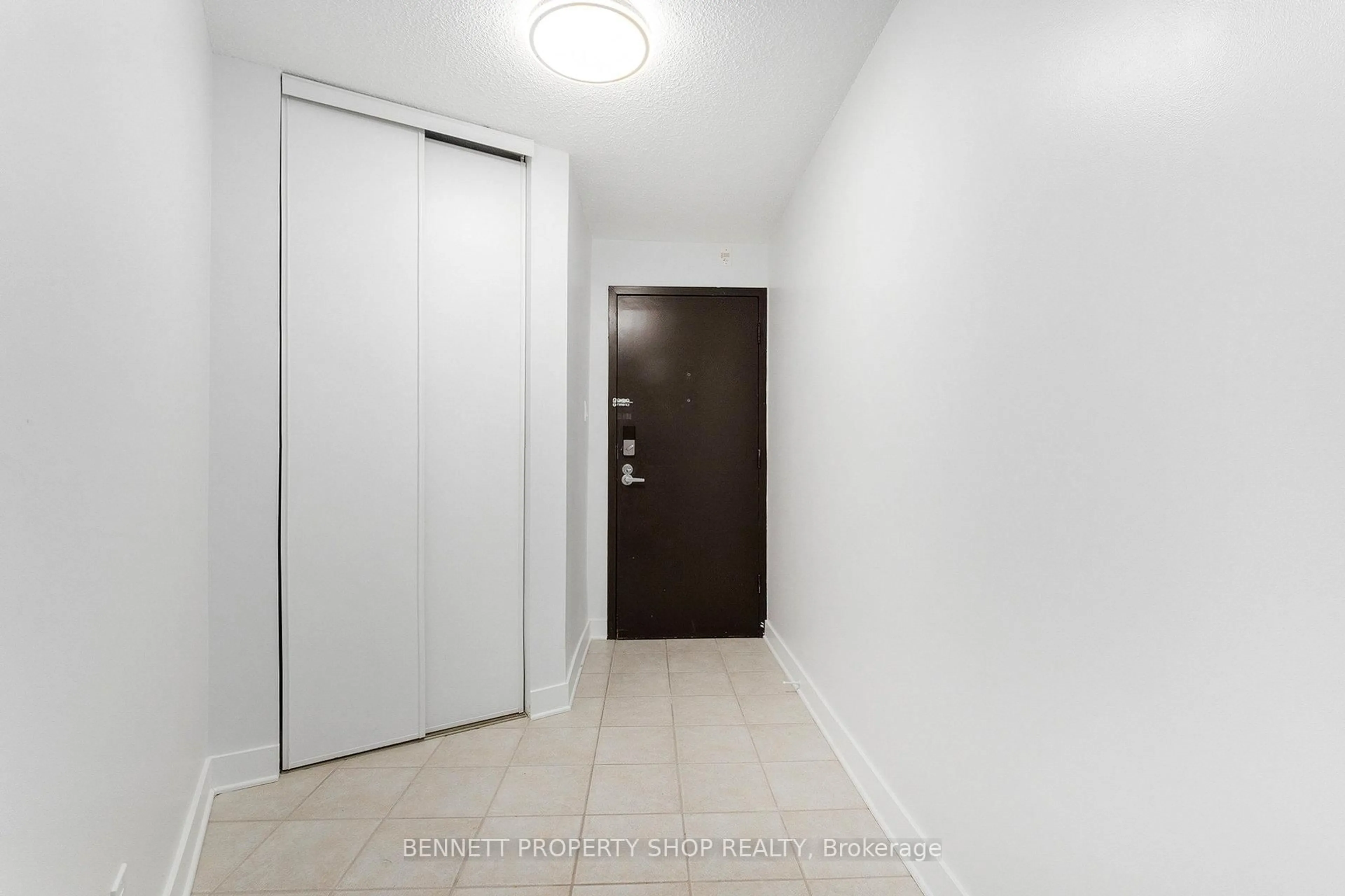 Indoor foyer for 900 Dynes Rd #2209, Ottawa Ontario K2C 3L6