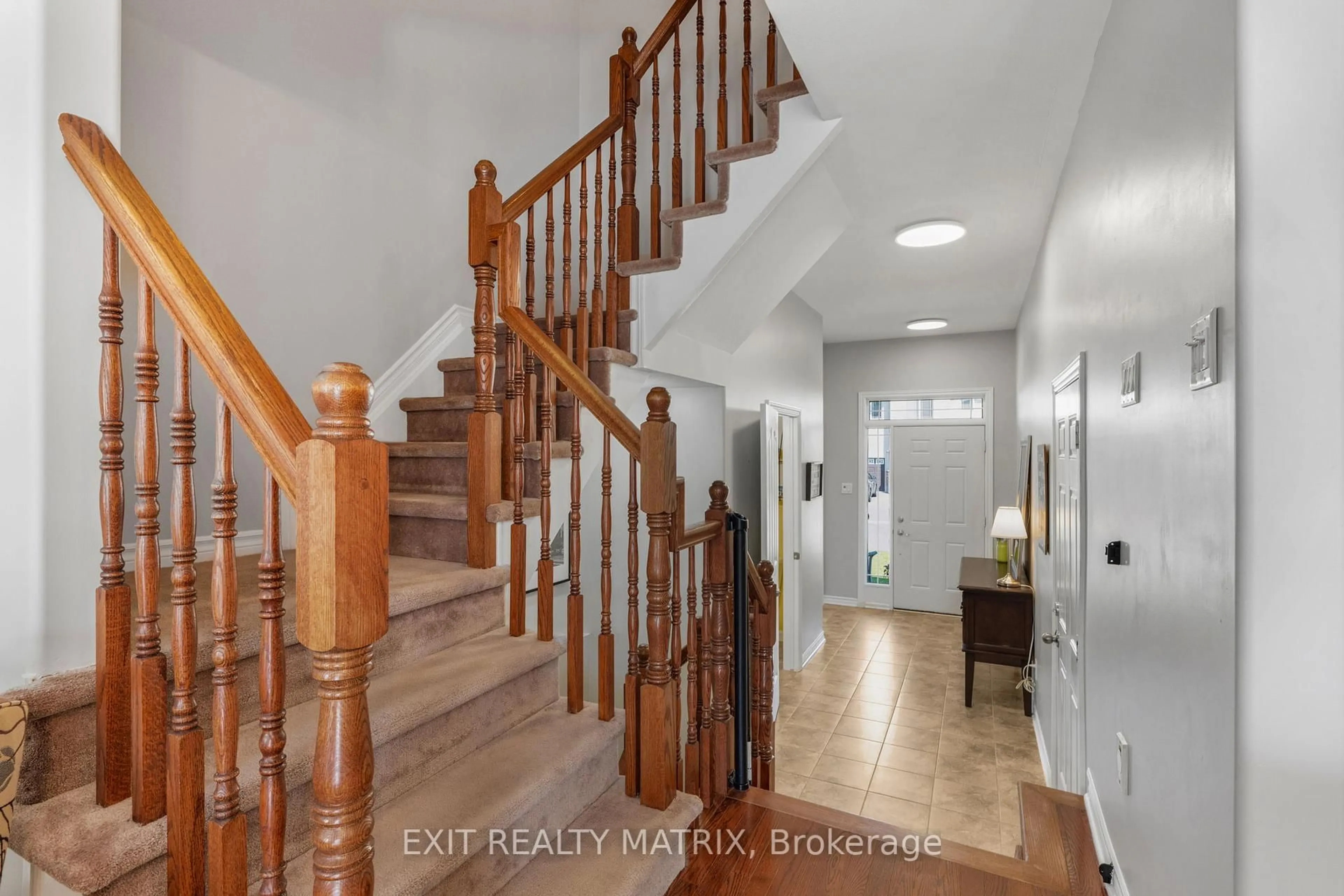 Indoor entryway for 1836 Arrowgrass Way, Ottawa Ontario K4A 0H9