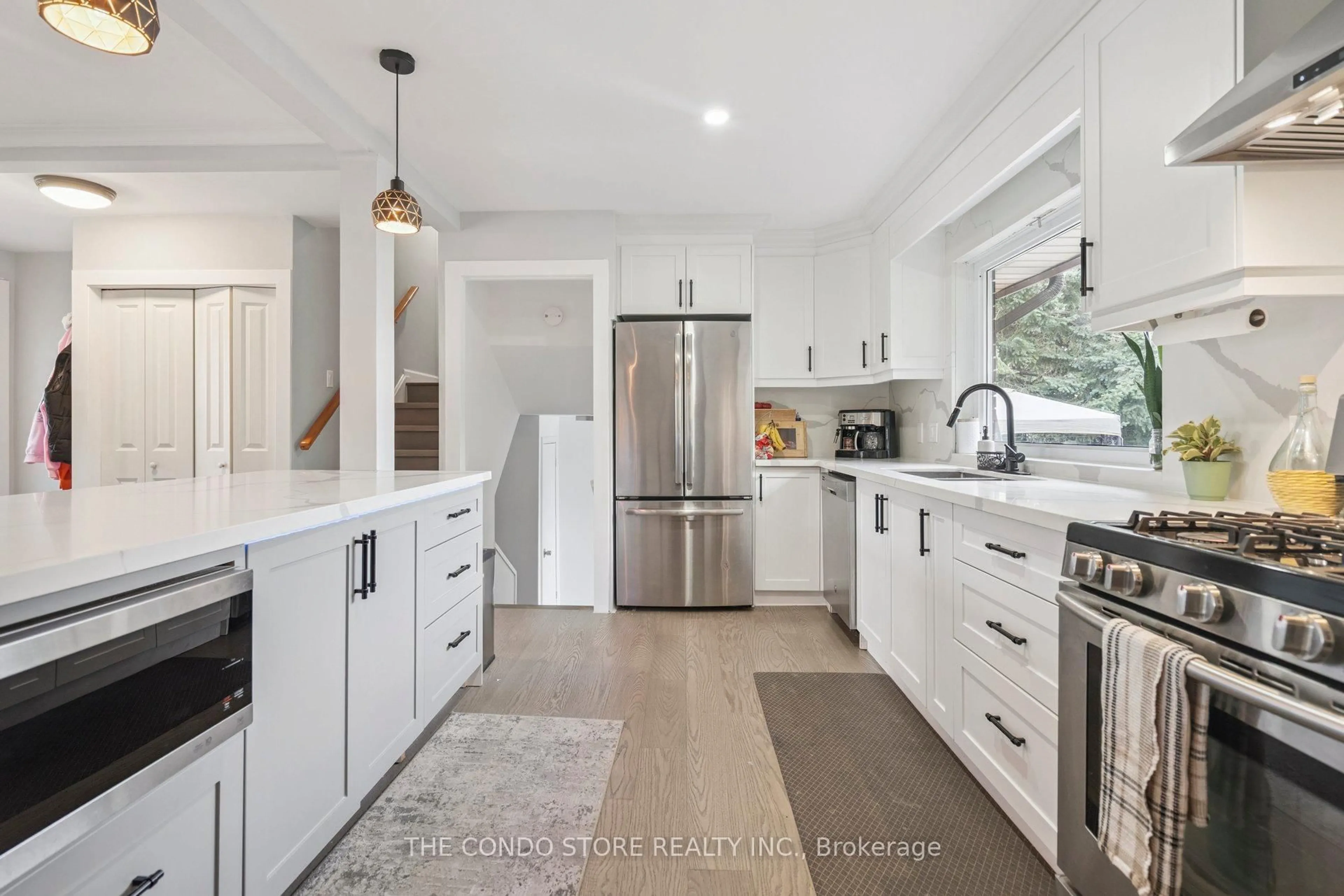 Open concept kitchen, ceramic/tile floor for 15 Old Orchard Dr, Hamilton Ontario L8E 1E9