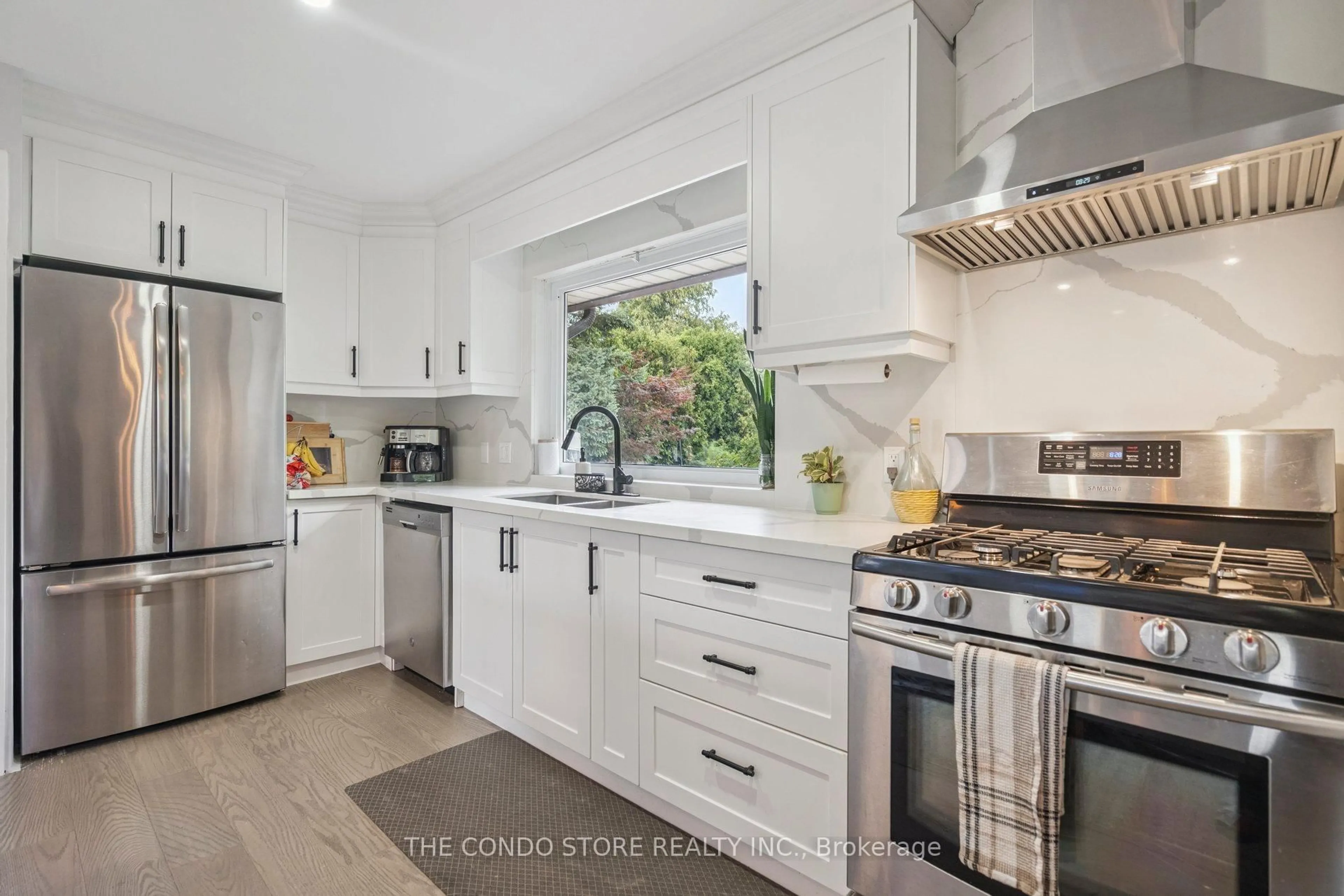 Open concept kitchen, ceramic/tile floor for 15 Old Orchard Dr, Hamilton Ontario L8E 1E9