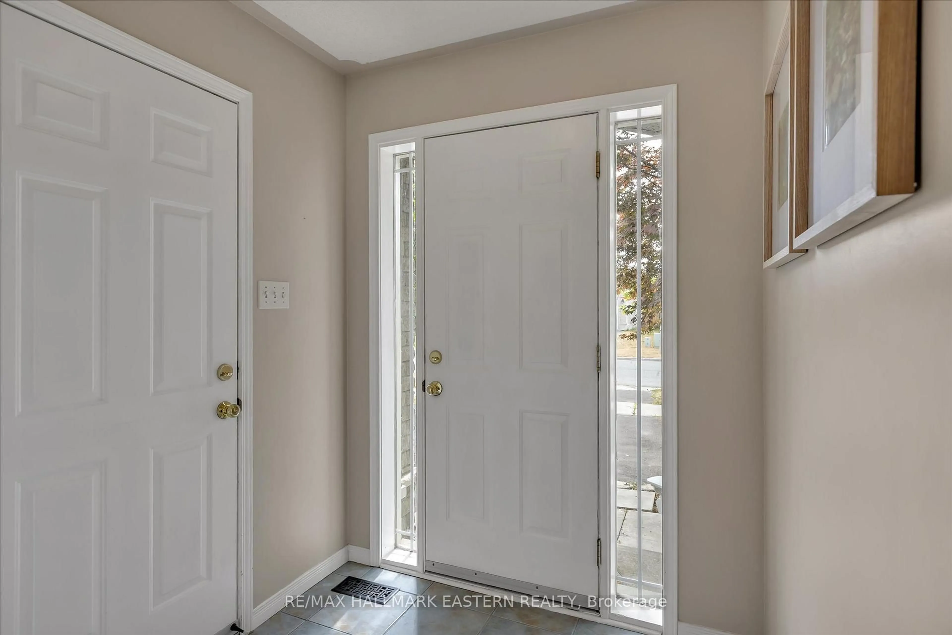 Indoor entryway for 20 Eldon Crt, Peterborough East Ontario K9H 7S1
