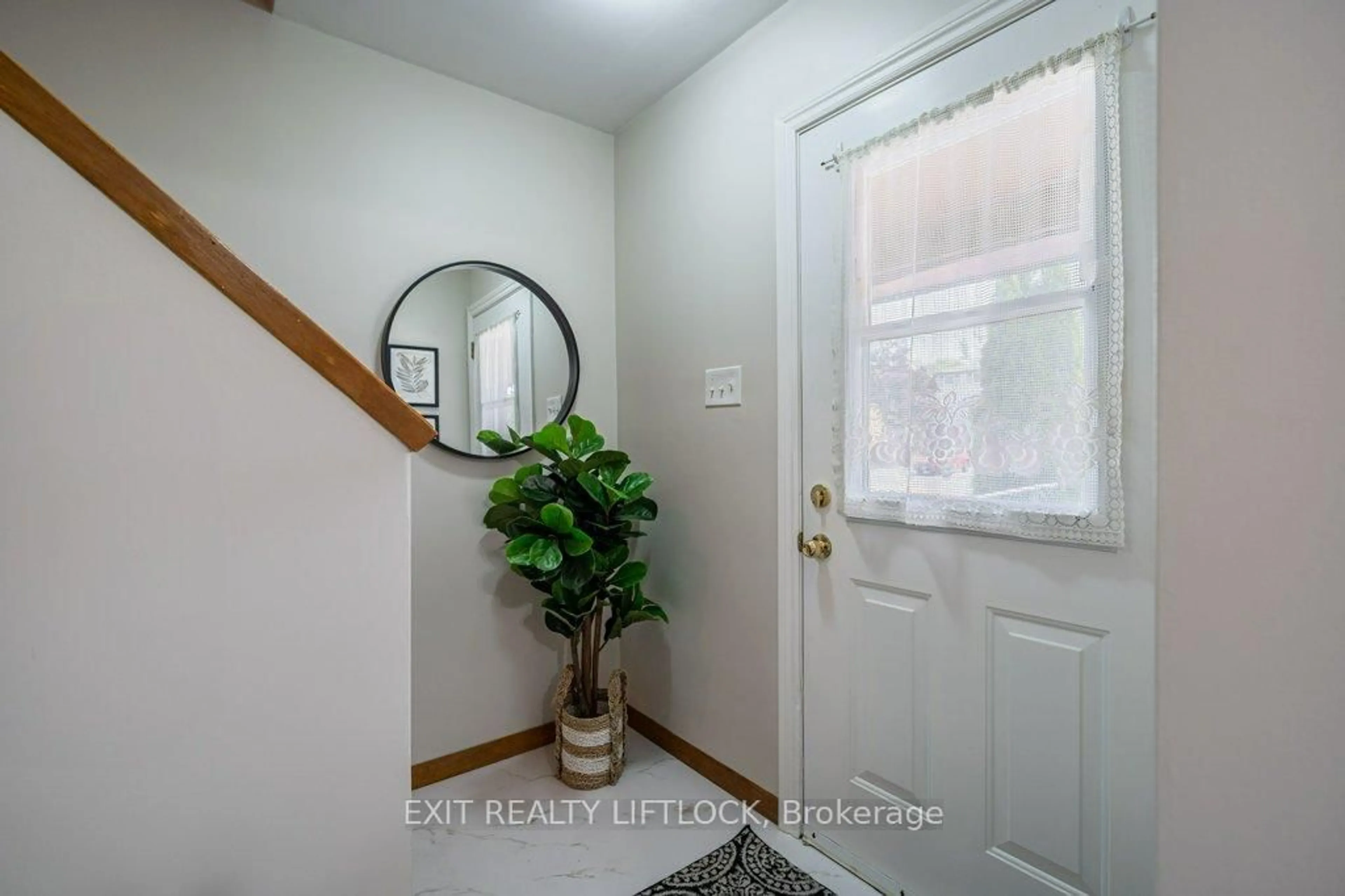 Indoor entryway for 2075 Walker Ave, Peterborough East Ontario K9L 1T6
