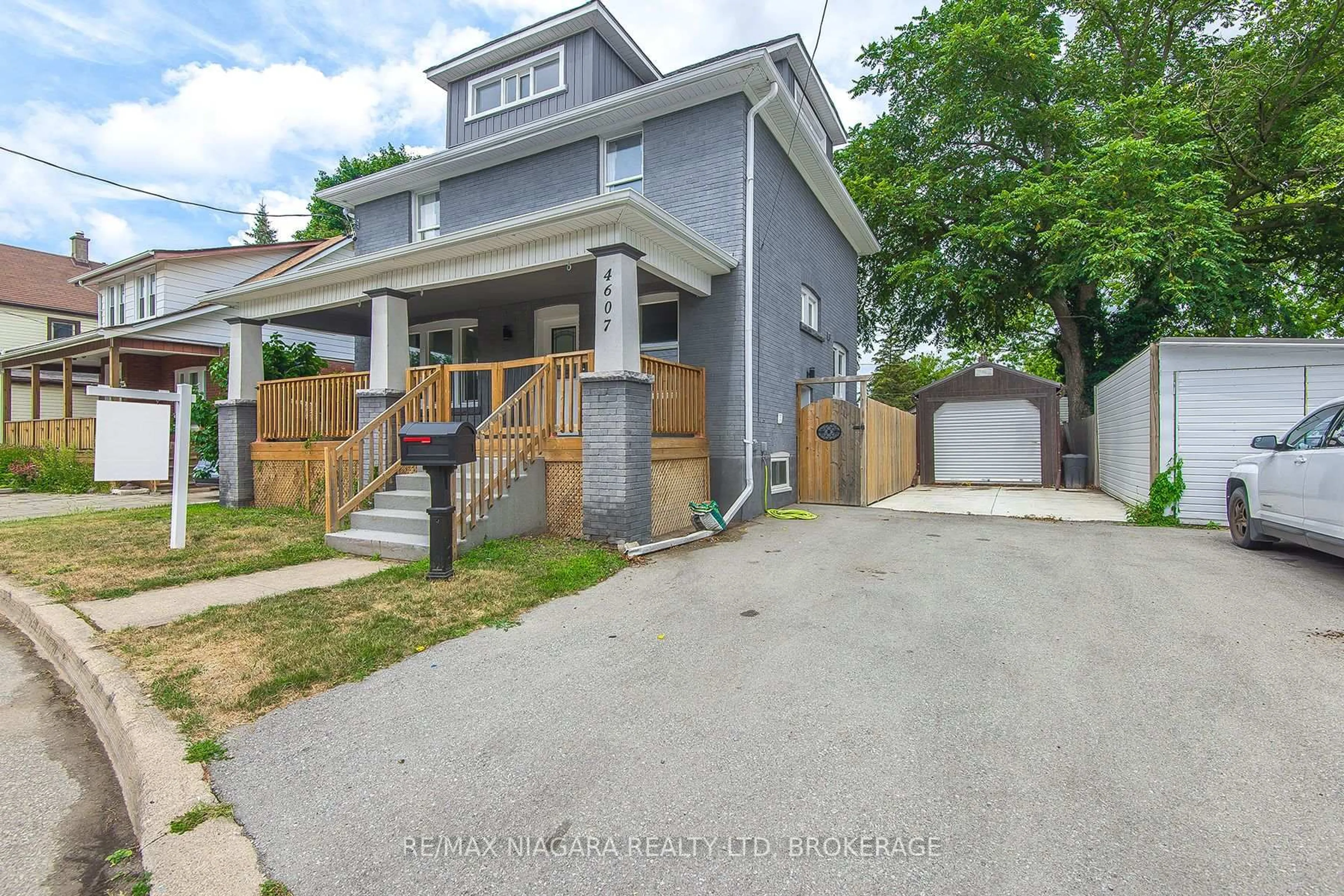 A pic from outside/outdoor area/front of a property/back of a property/a pic from drone, street for 4607 Nelson Cres, Niagara Falls Ontario L2E 1G1