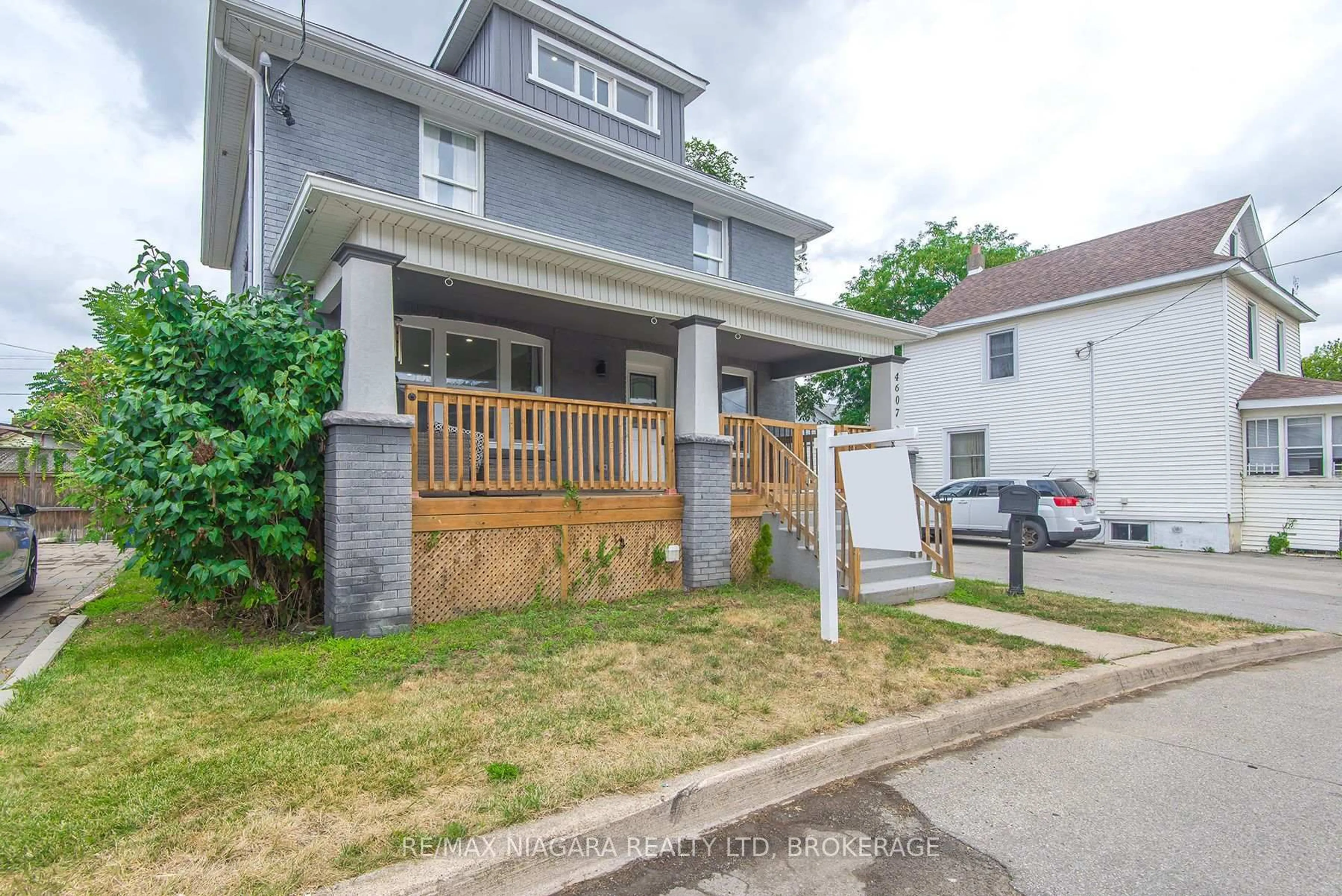 Patio, street for 4607 Nelson Cres, Niagara Falls Ontario L2E 1G1