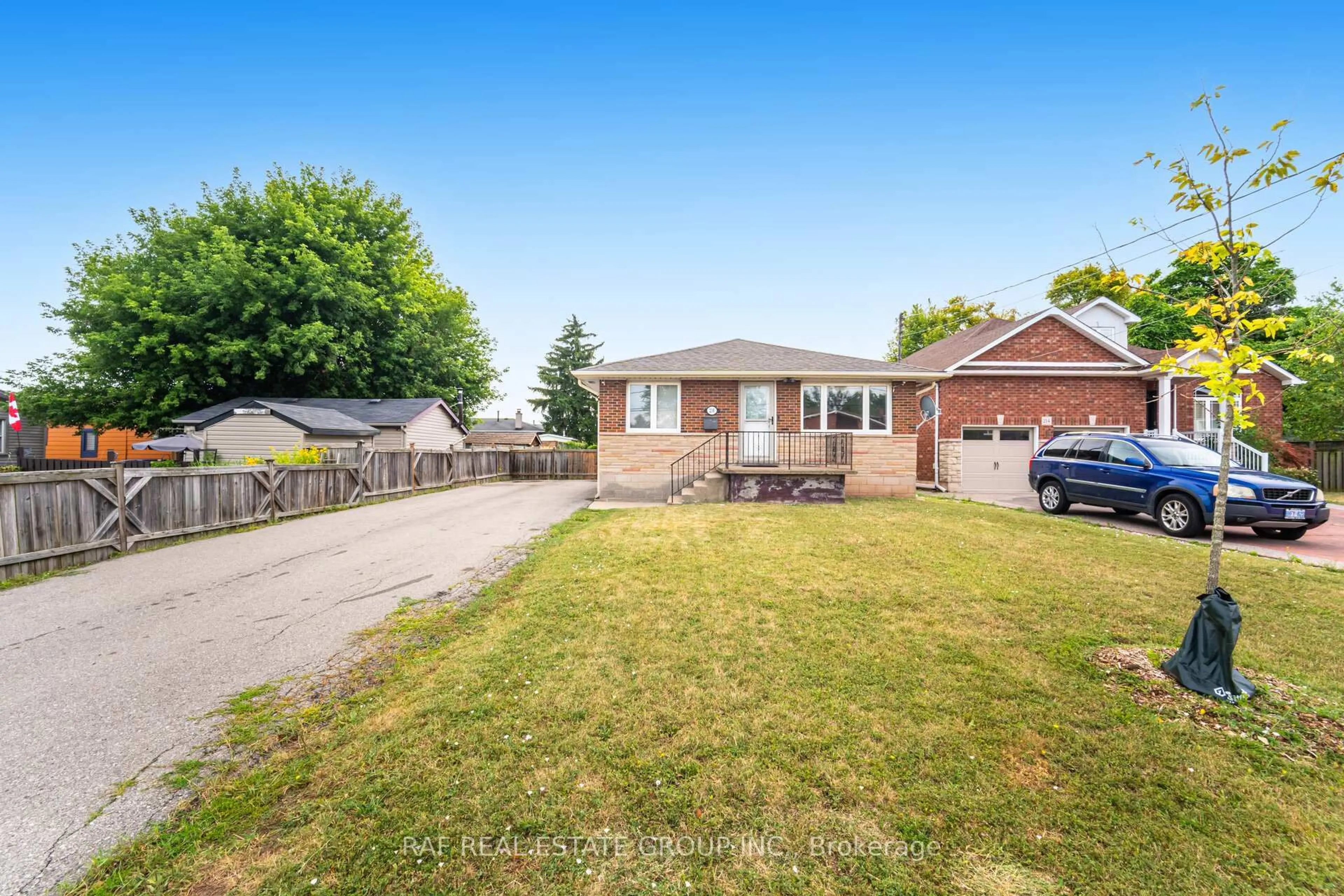A pic from outside/outdoor area/front of a property/back of a property/a pic from drone, street for 216 Millen Rd, Hamilton Ontario L8E 2G7
