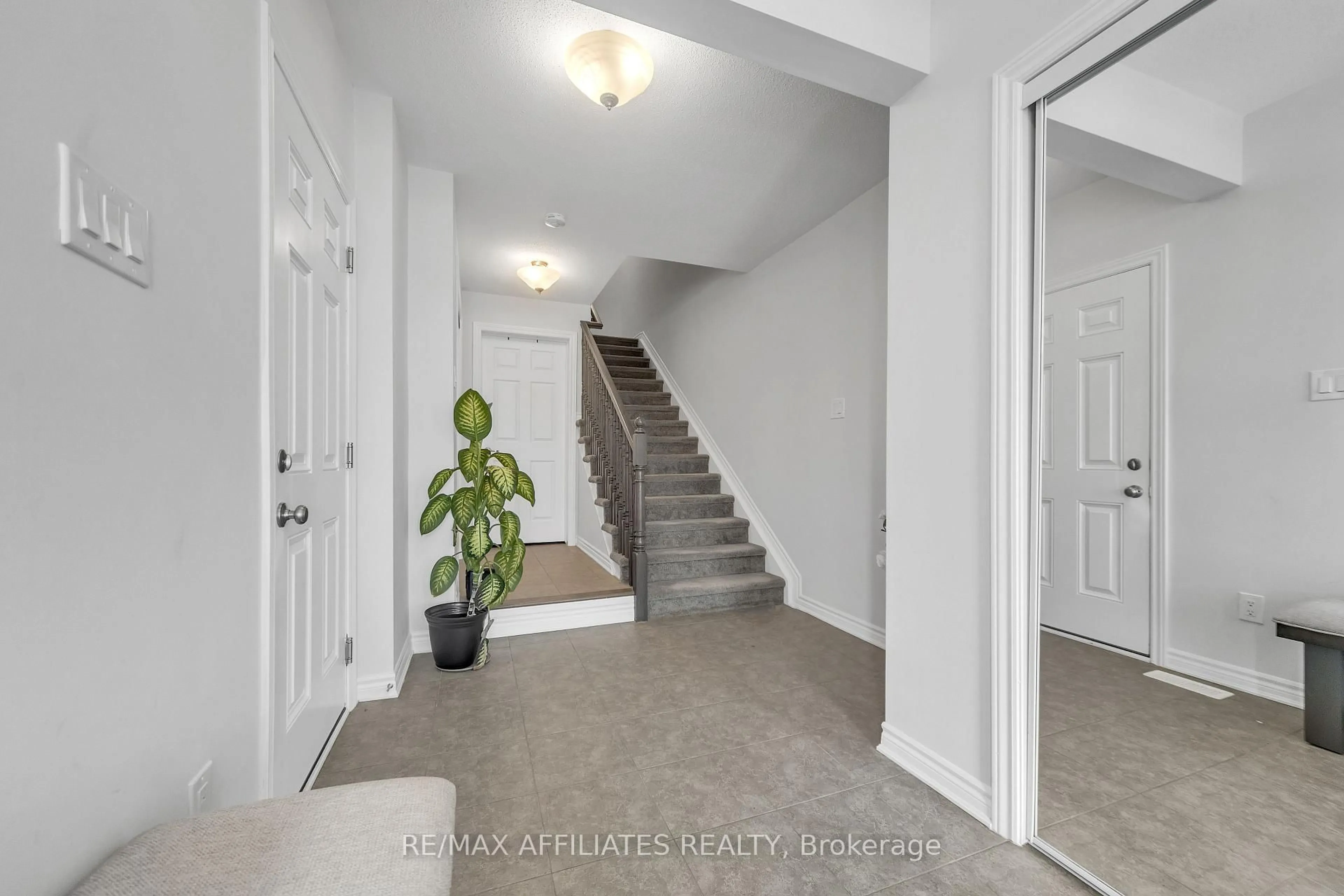 Indoor entryway for 388 Aphelion Cres, Ottawa Ontario K2J 6N5