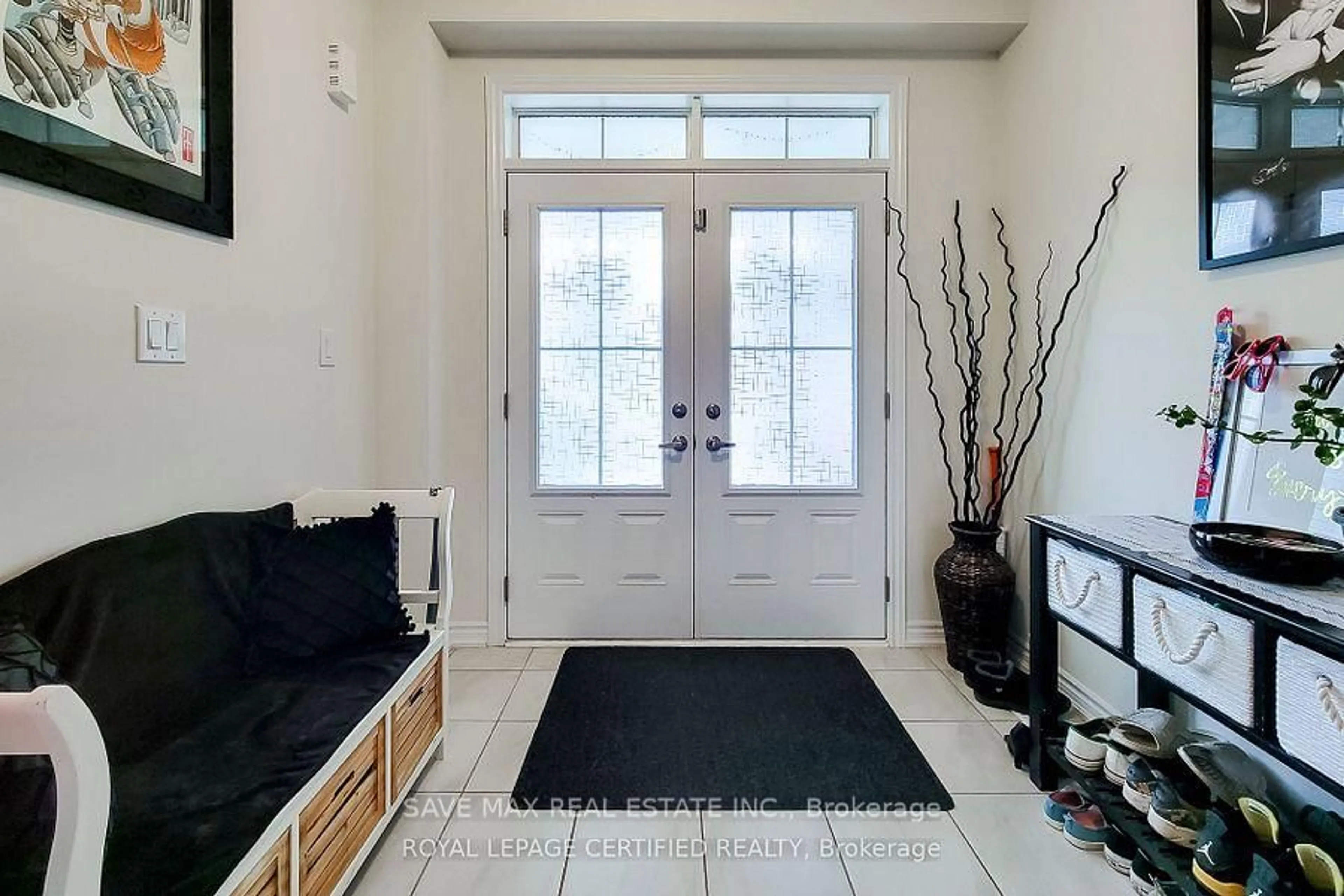 Indoor entryway for 65 Lillian Way, Haldimand Ontario N3W 2G9