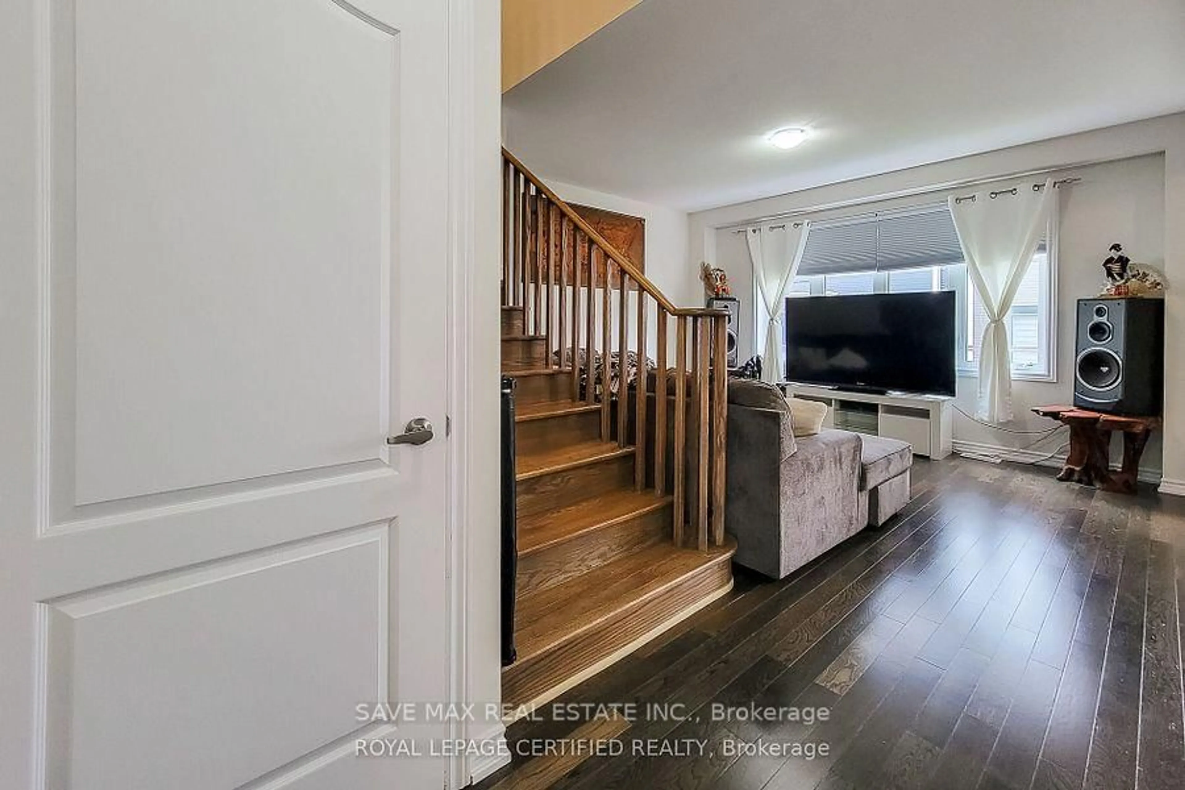 Indoor entryway for 65 Lillian Way, Haldimand Ontario N3W 2G9