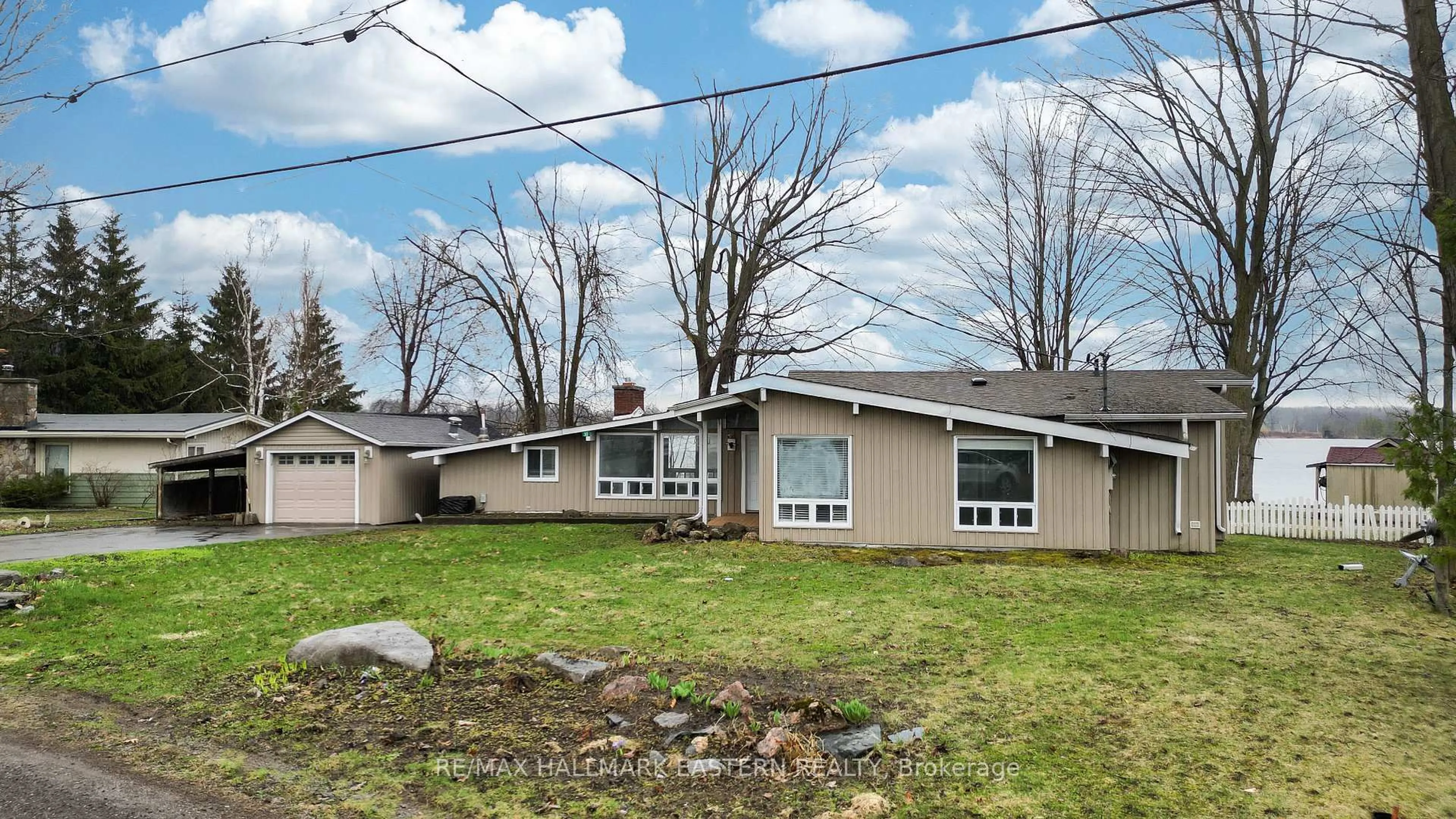 A pic from outside/outdoor area/front of a property/back of a property/a pic from drone, street for 30 Edgewater Dr, Selwyn Ontario K0L 1T0