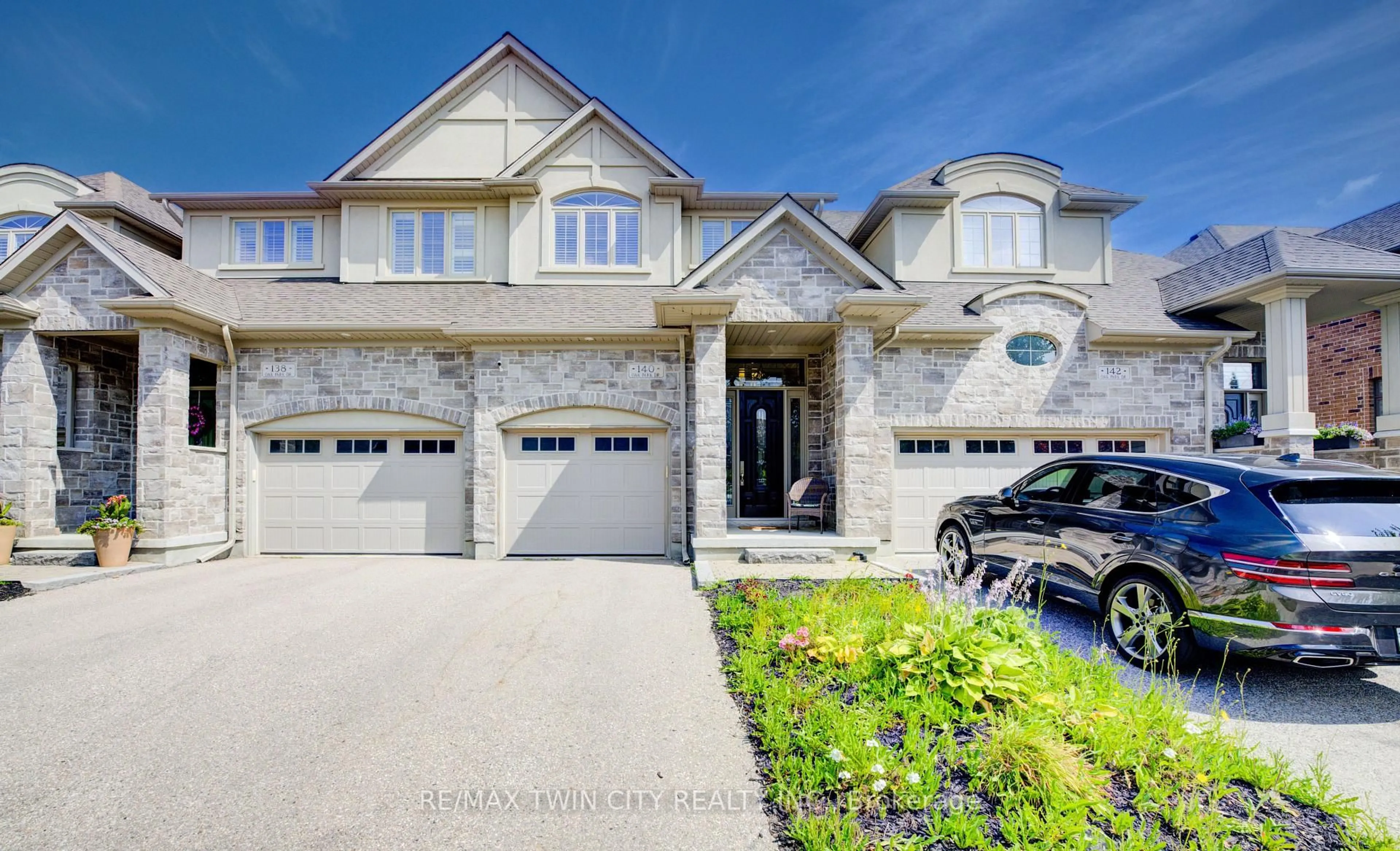 Home with brick exterior material, street for 140 Oak Park Dr, Waterloo Ontario N2K 0B3
