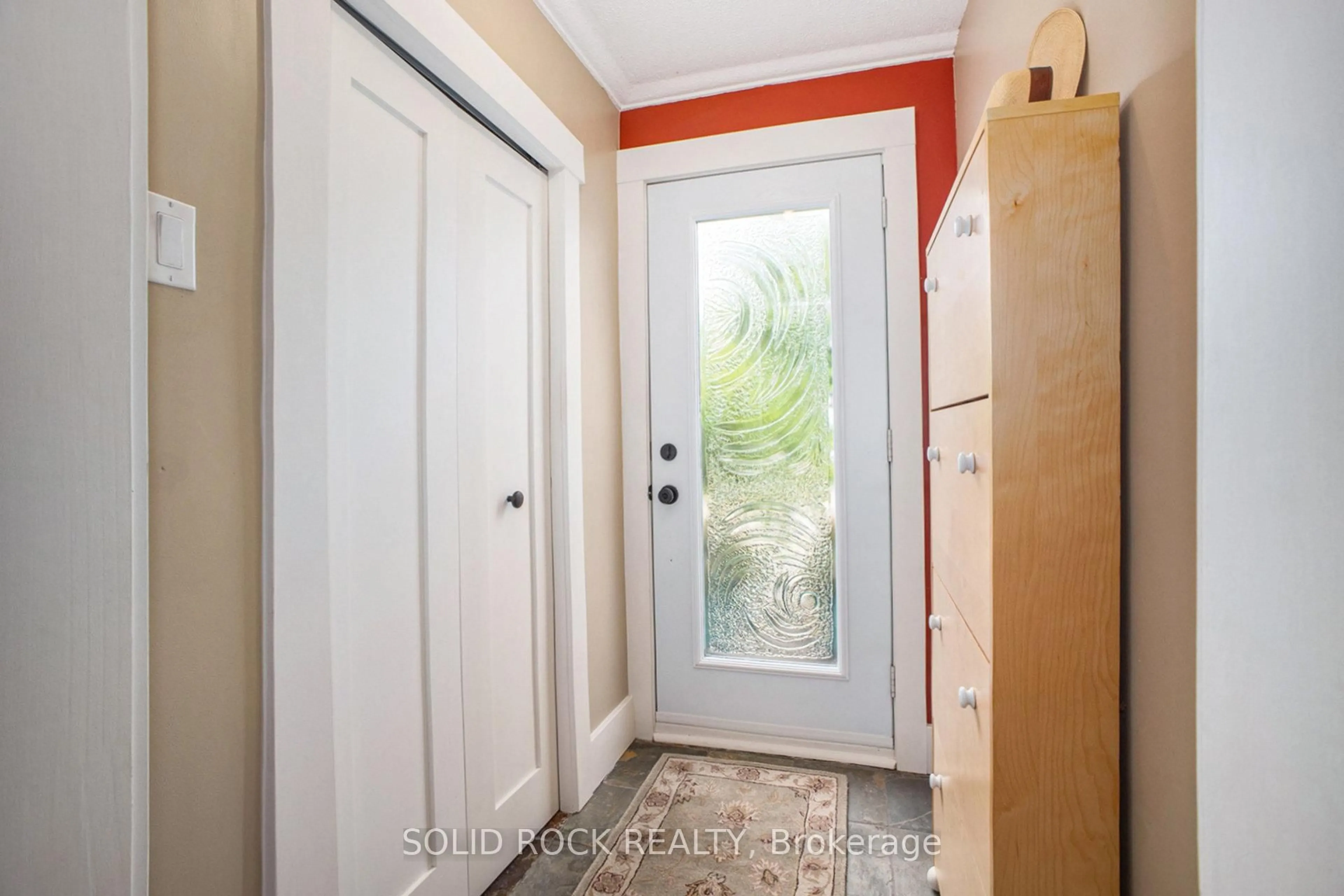 Indoor entryway for 236 Northwestern Ave, Ottawa Ontario K1Y 0M3