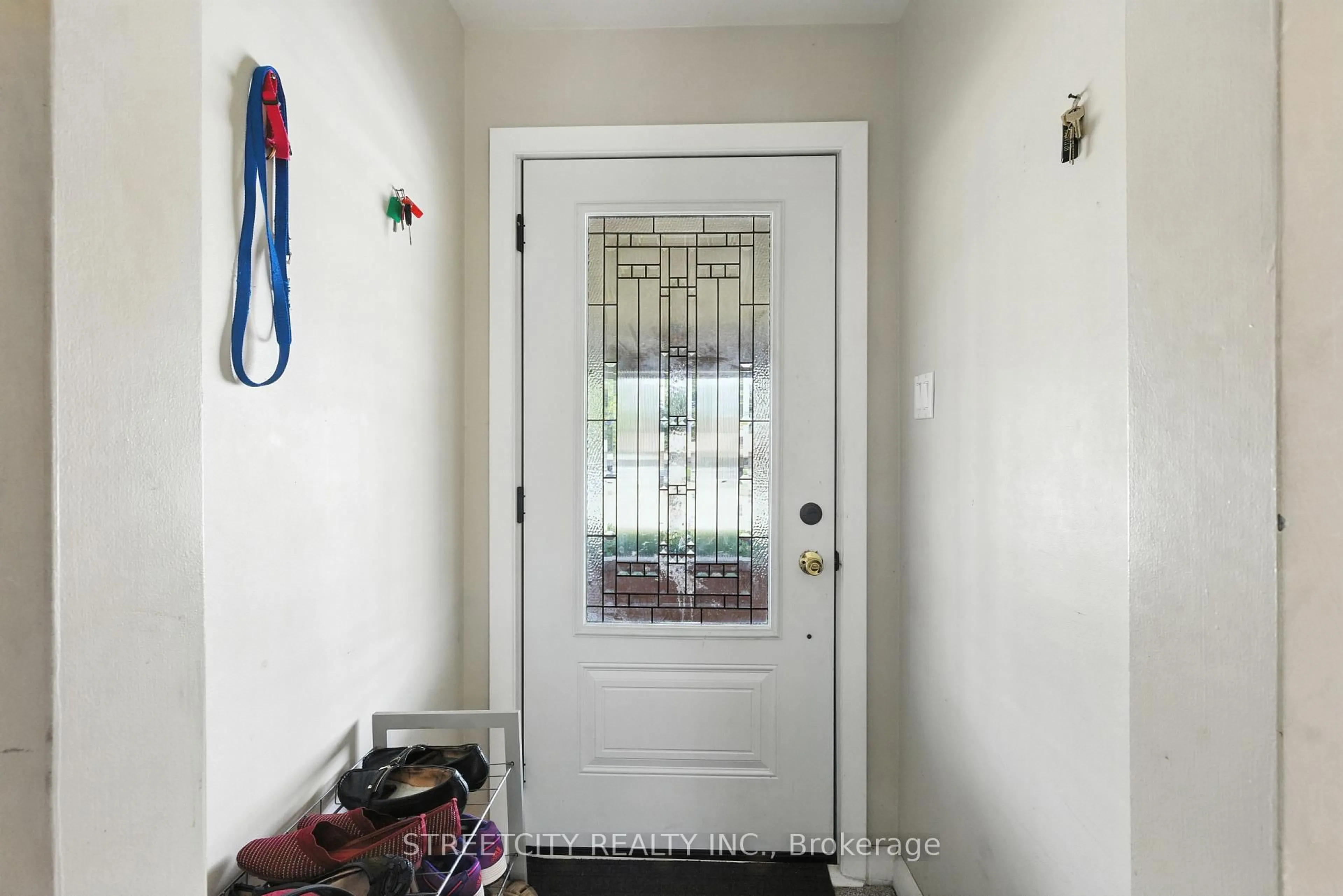 Indoor entryway for 2257 Trafalgar St, London East Ontario N5V 4Z7