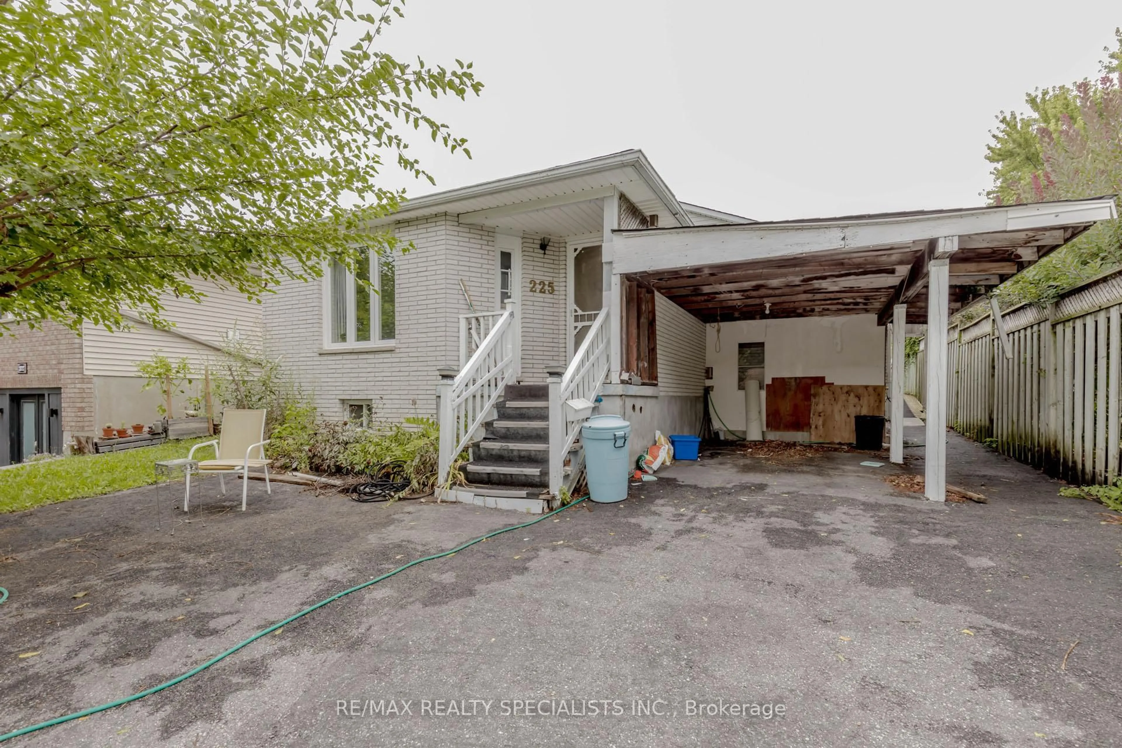 A pic from outside/outdoor area/front of a property/back of a property/a pic from drone, street for 225 Arlington St, Cambridge Ontario N3H 4B9