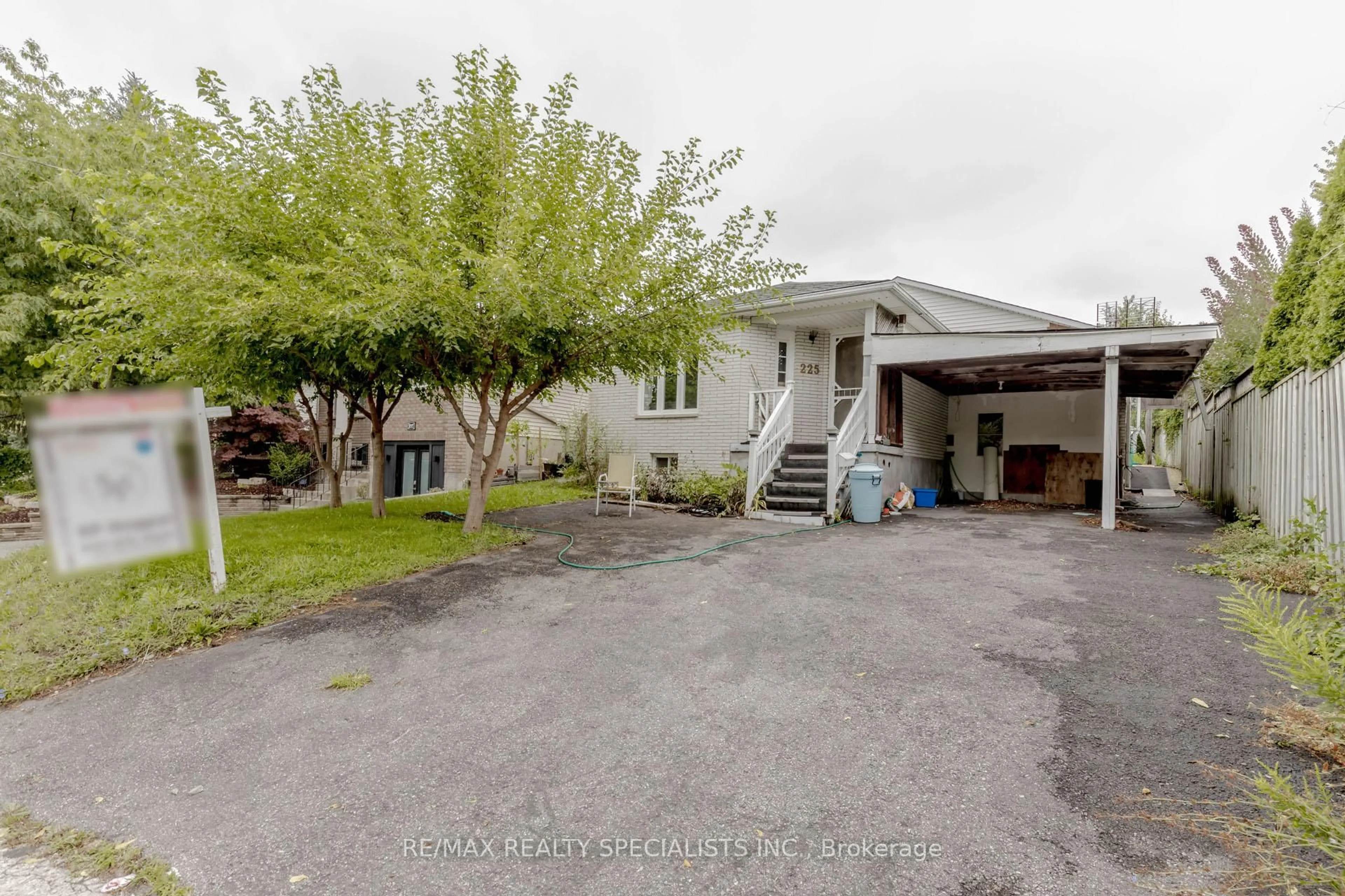 A pic from outside/outdoor area/front of a property/back of a property/a pic from drone, street for 225 Arlington St, Cambridge Ontario N3H 4B9