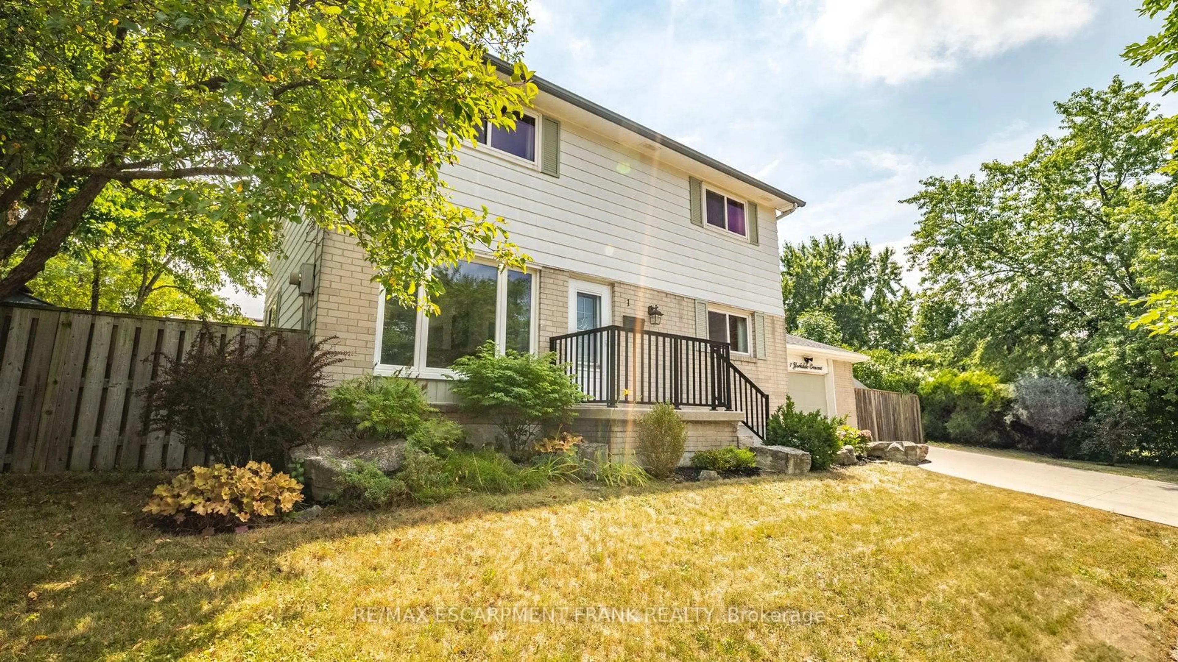 Home with vinyl exterior material, unknown for 1 YORKDALE Cres, Hamilton Ontario L8J 1E2