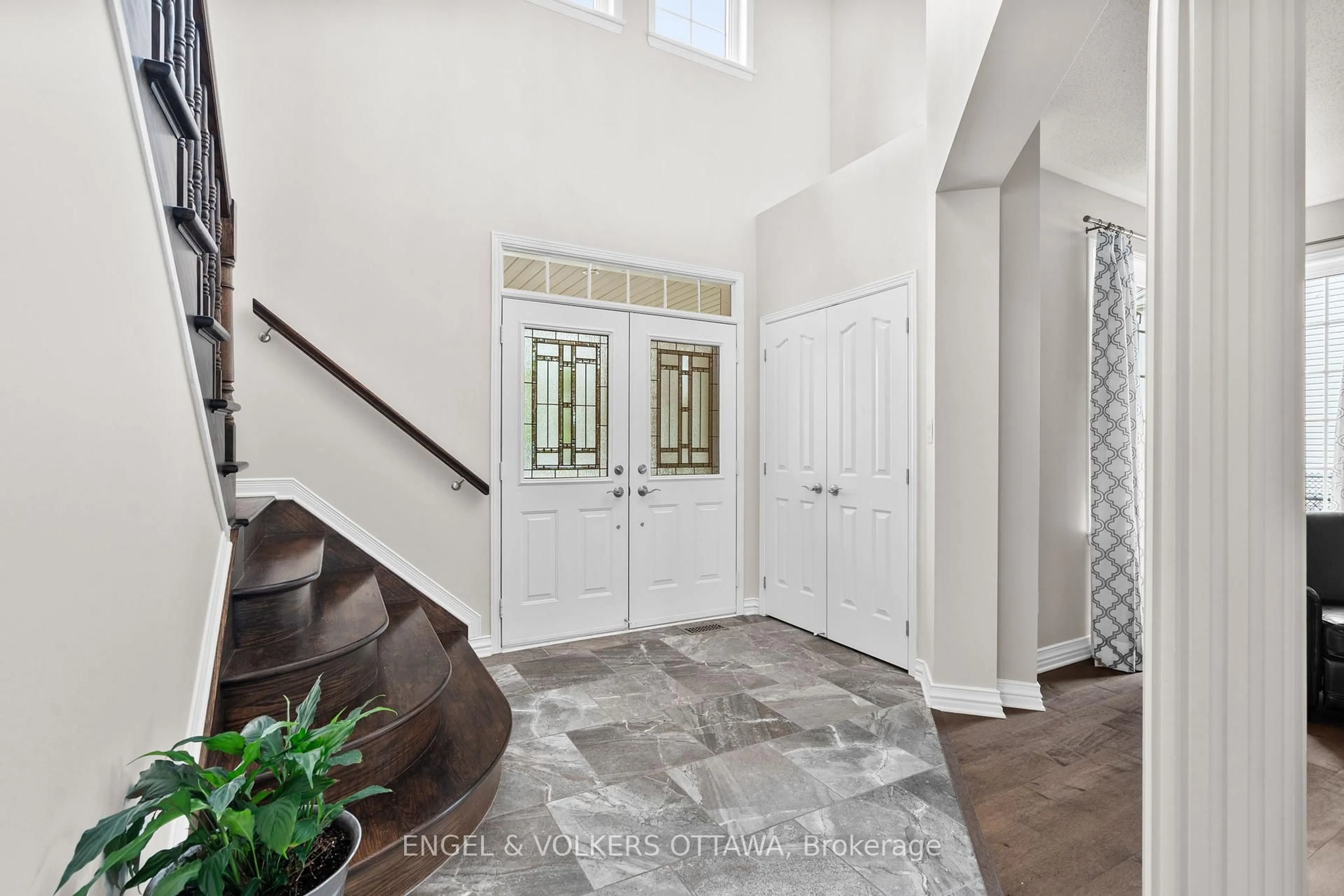 Indoor entryway for 94 Riverstone Dr, Ottawa Ontario K2J 5E3