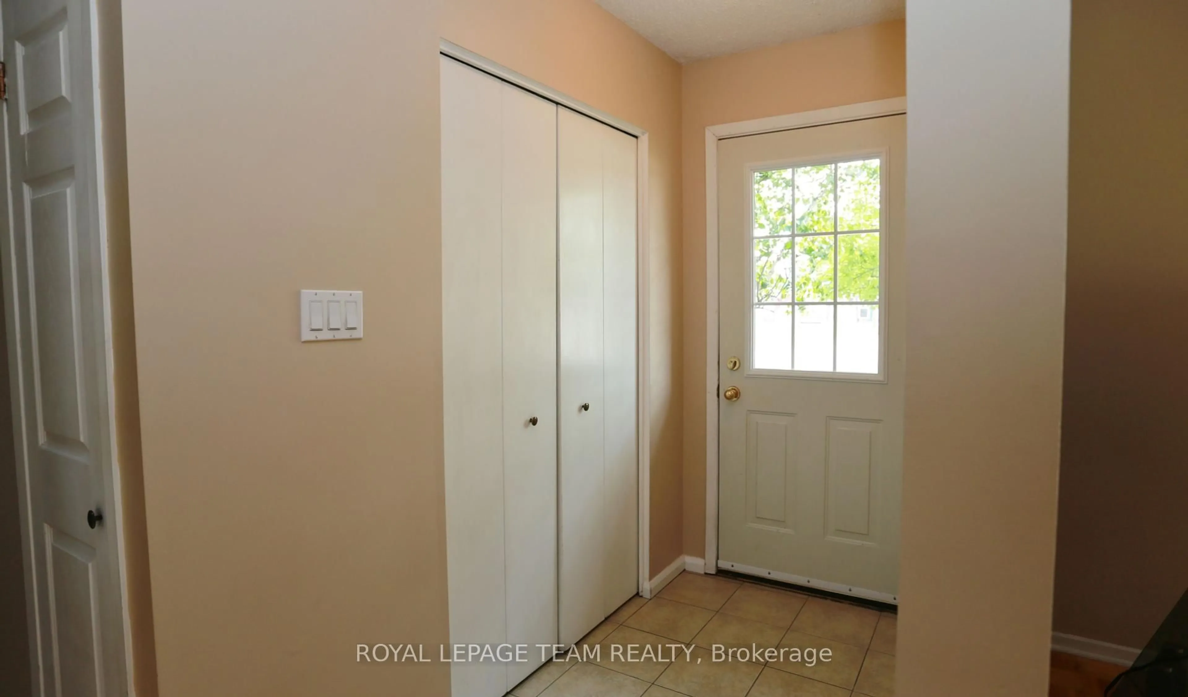 Indoor entryway for 82 Maitland St, Richmond Ontario K0A 2Z0
