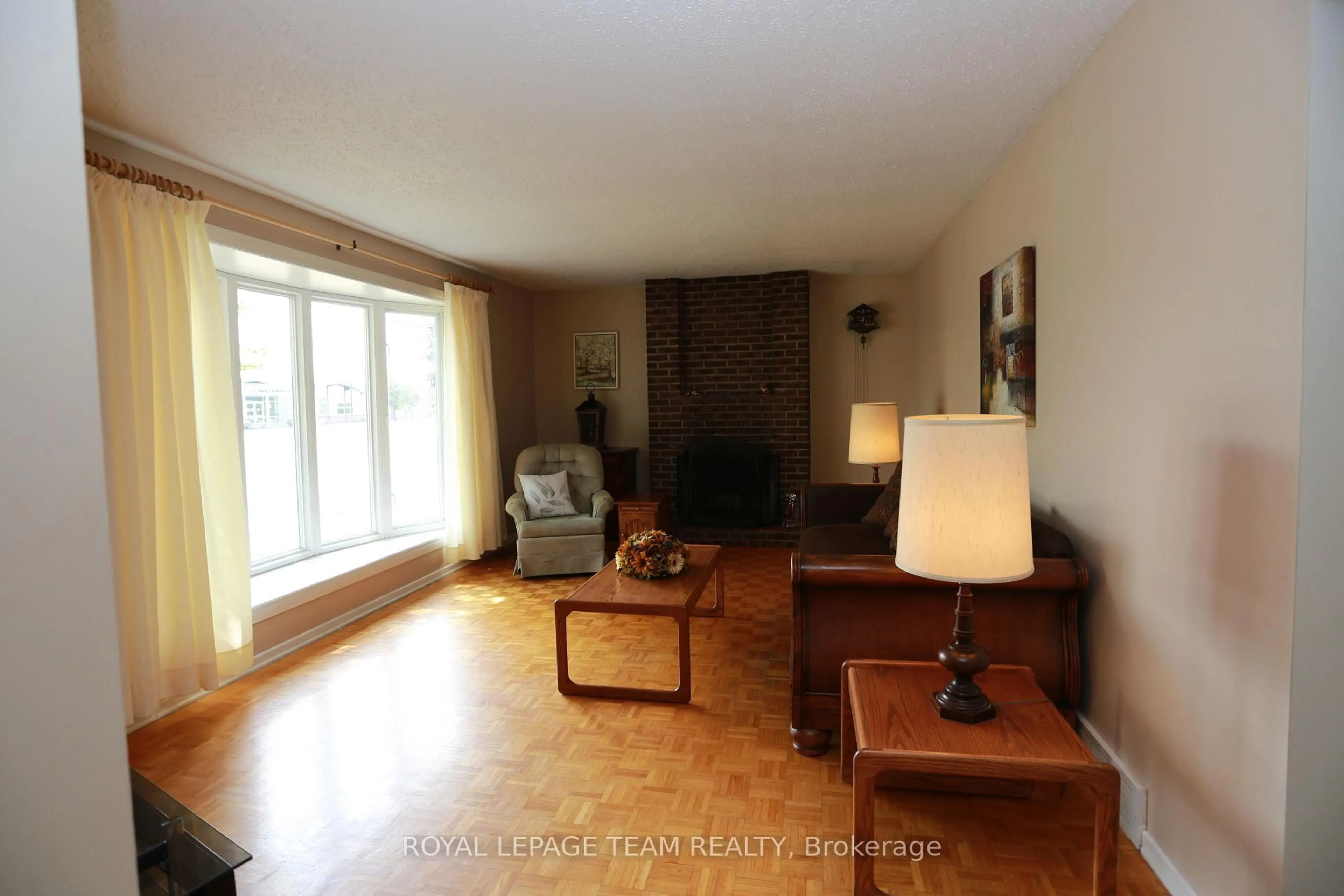 Living room with furniture, wood/laminate floor for 82 Maitland St, Richmond Ontario K0A 2Z0