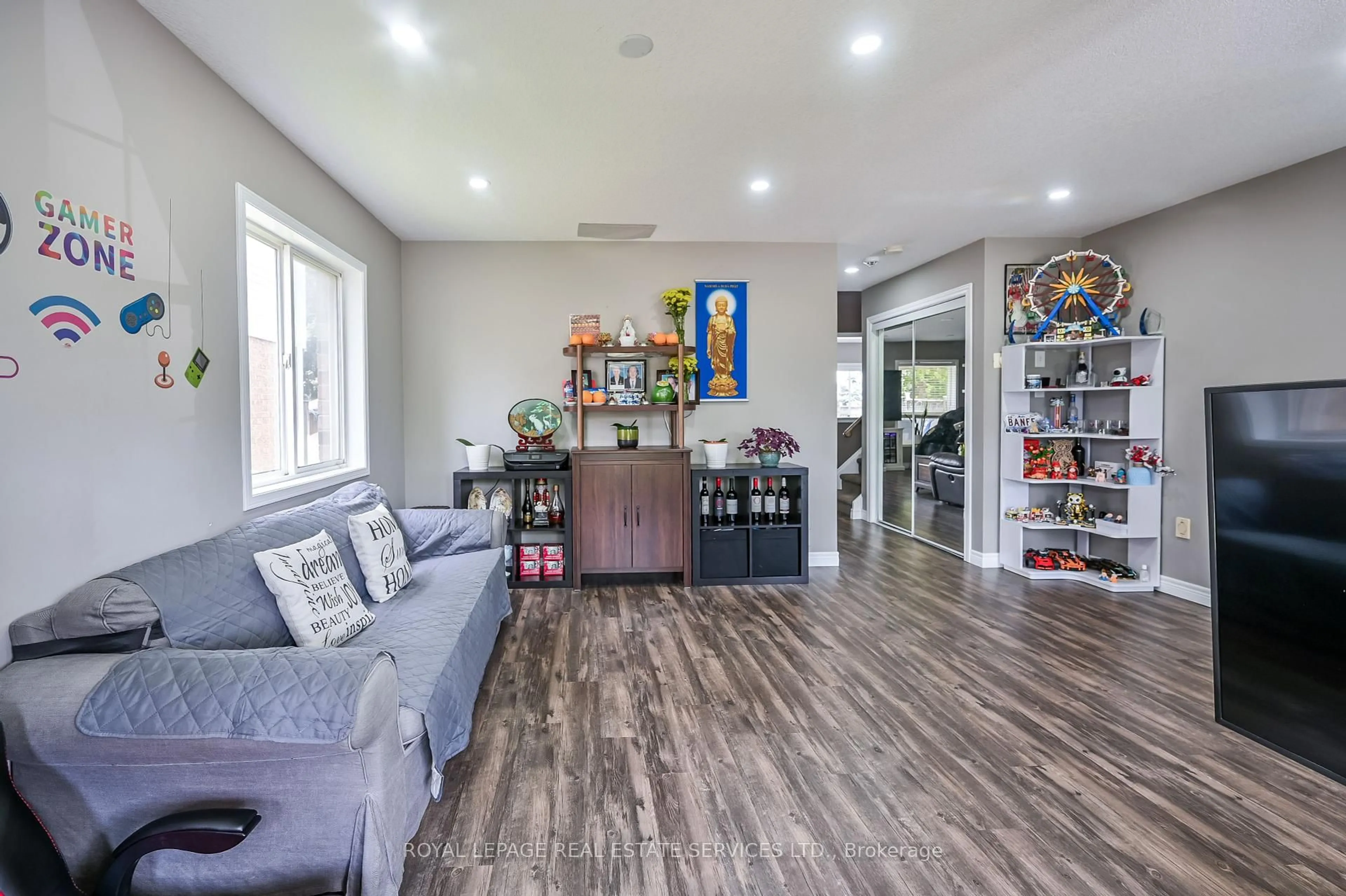 Indoor foyer for 118 Blackburn Dr, Brant Ontario N3T 6S2