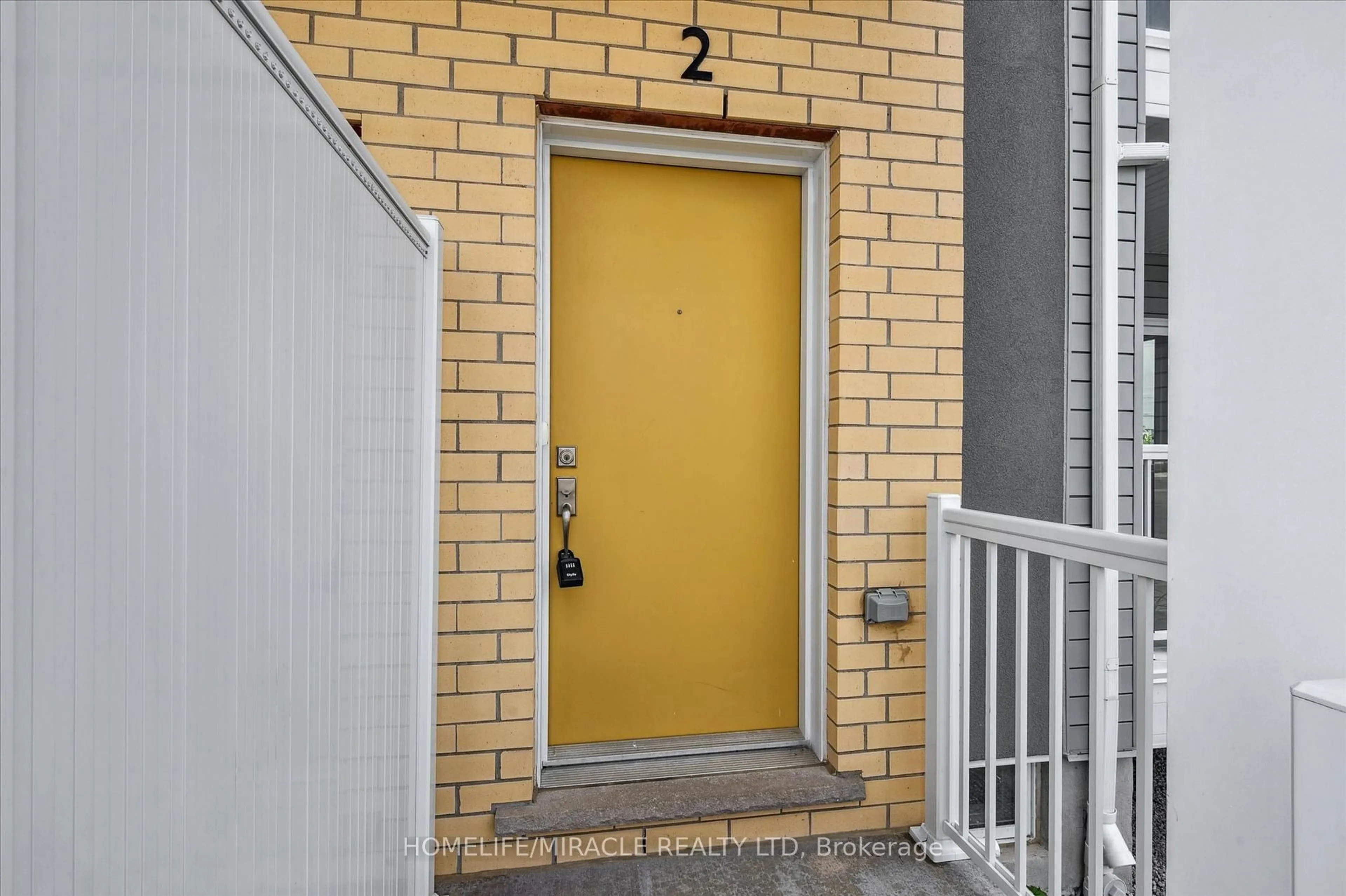 Indoor entryway for 2 Vitality Dr, Kitchener Ontario N2R 0R7