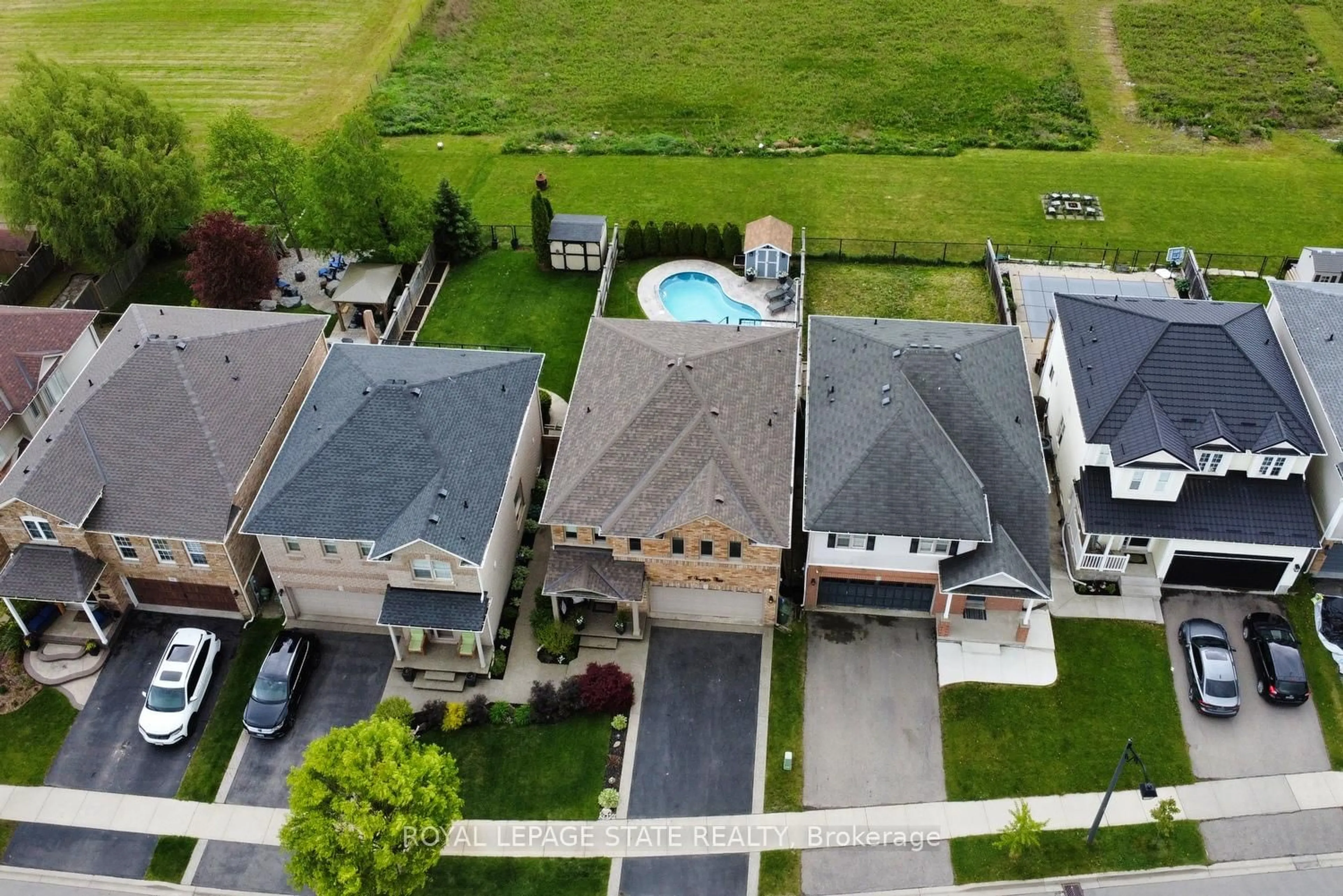A pic from outside/outdoor area/front of a property/back of a property/a pic from drone, street for 97 Voyager Pass, Hamilton Ontario L0R 1C0