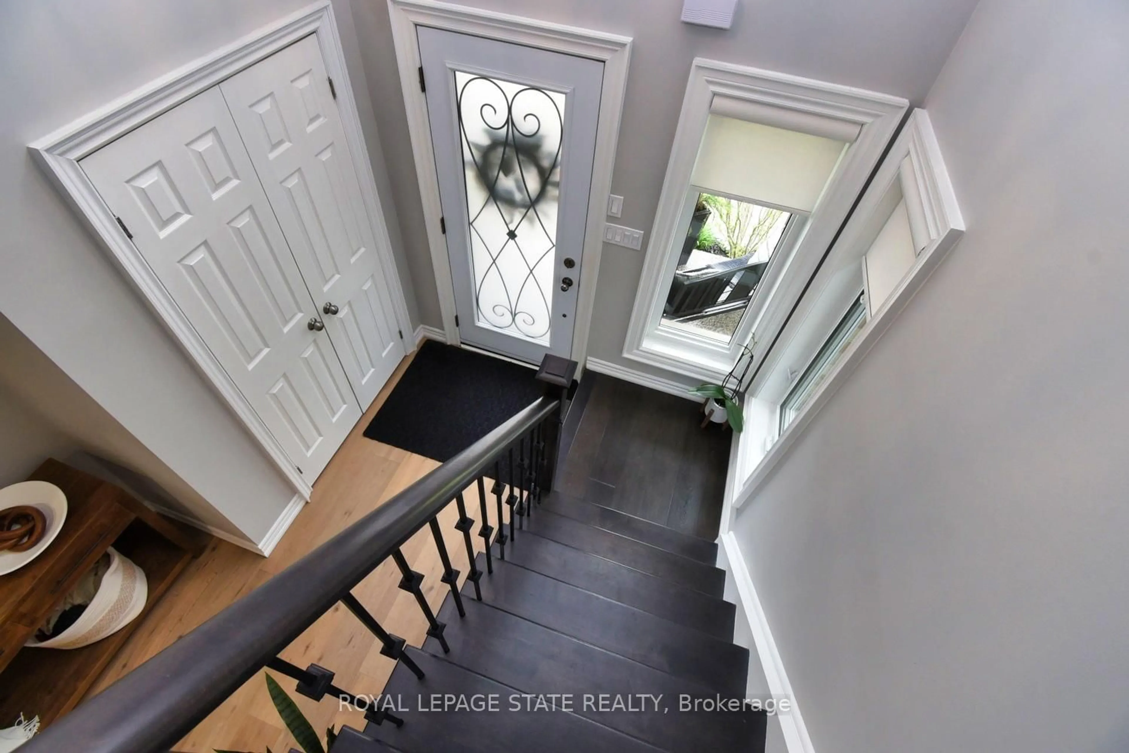 Indoor entryway for 97 Voyager Pass, Hamilton Ontario L0R 1C0