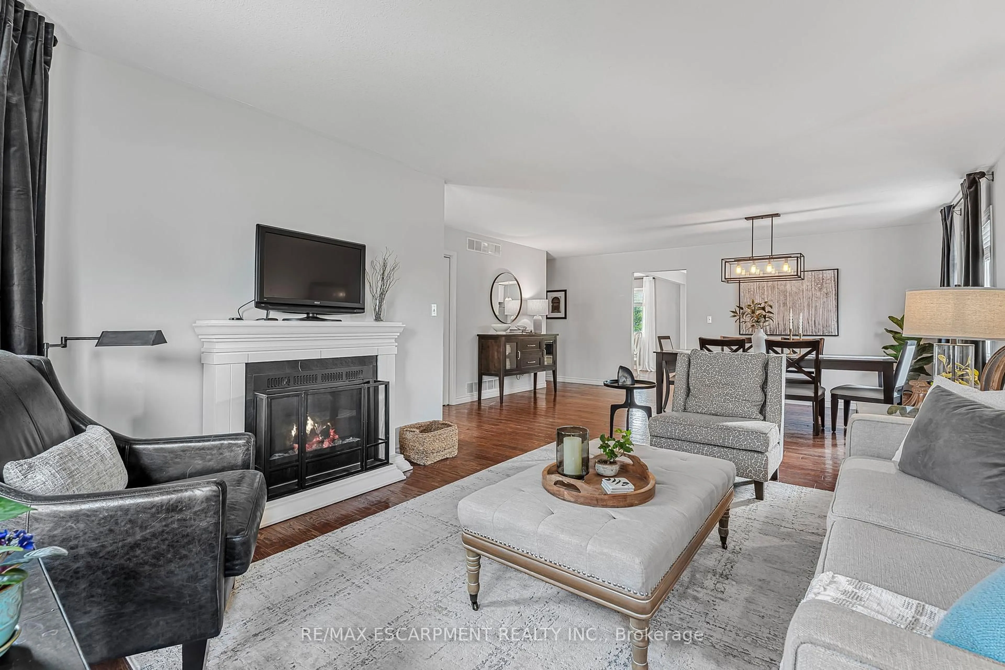 Living room with furniture, unknown for 2461 SHURIE Rd, West Lincoln Ontario L0R 2A0