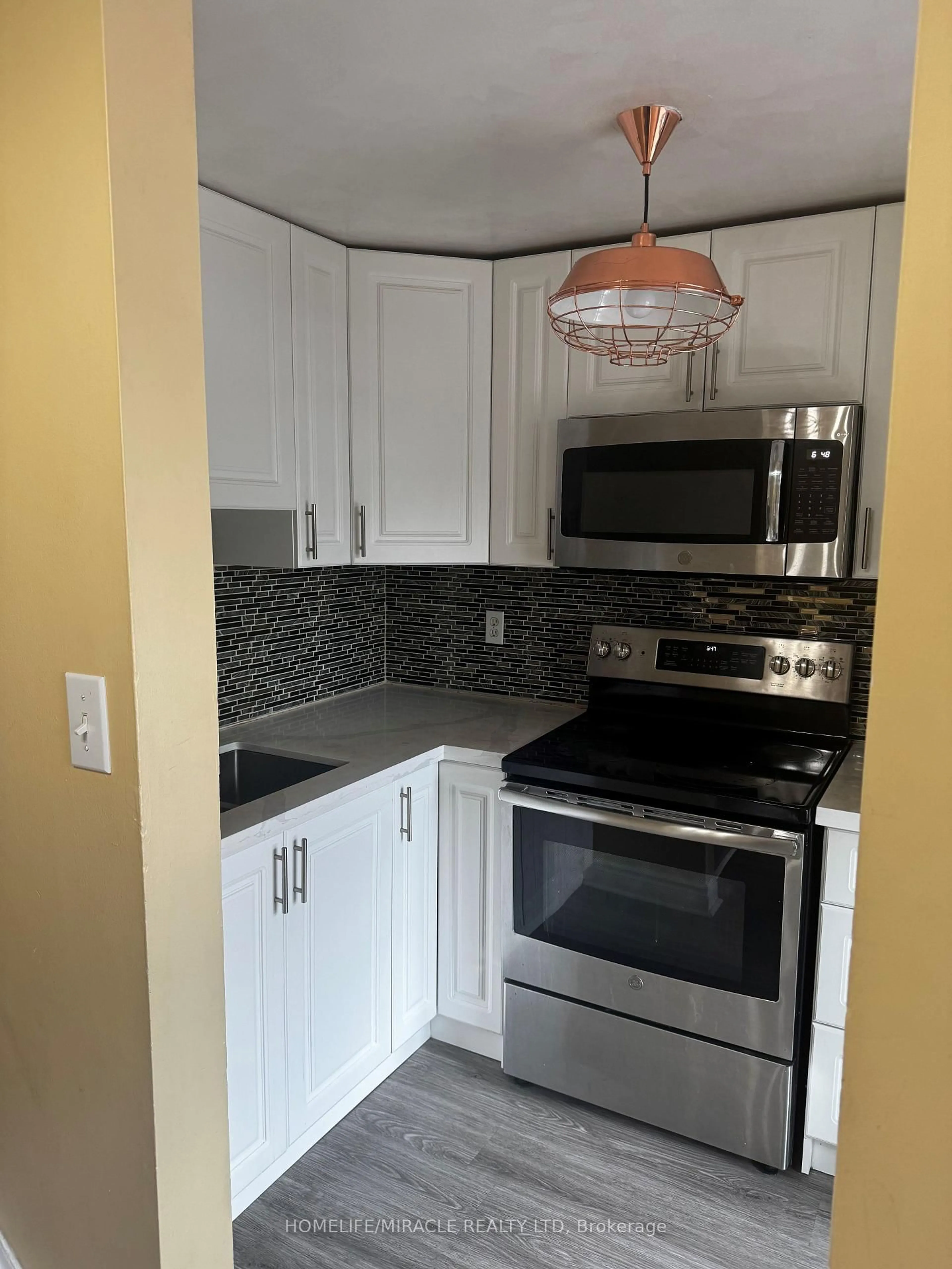 Standard kitchen, unknown for 230 Linden Dr, Cambridge Ontario N3H 4Y2