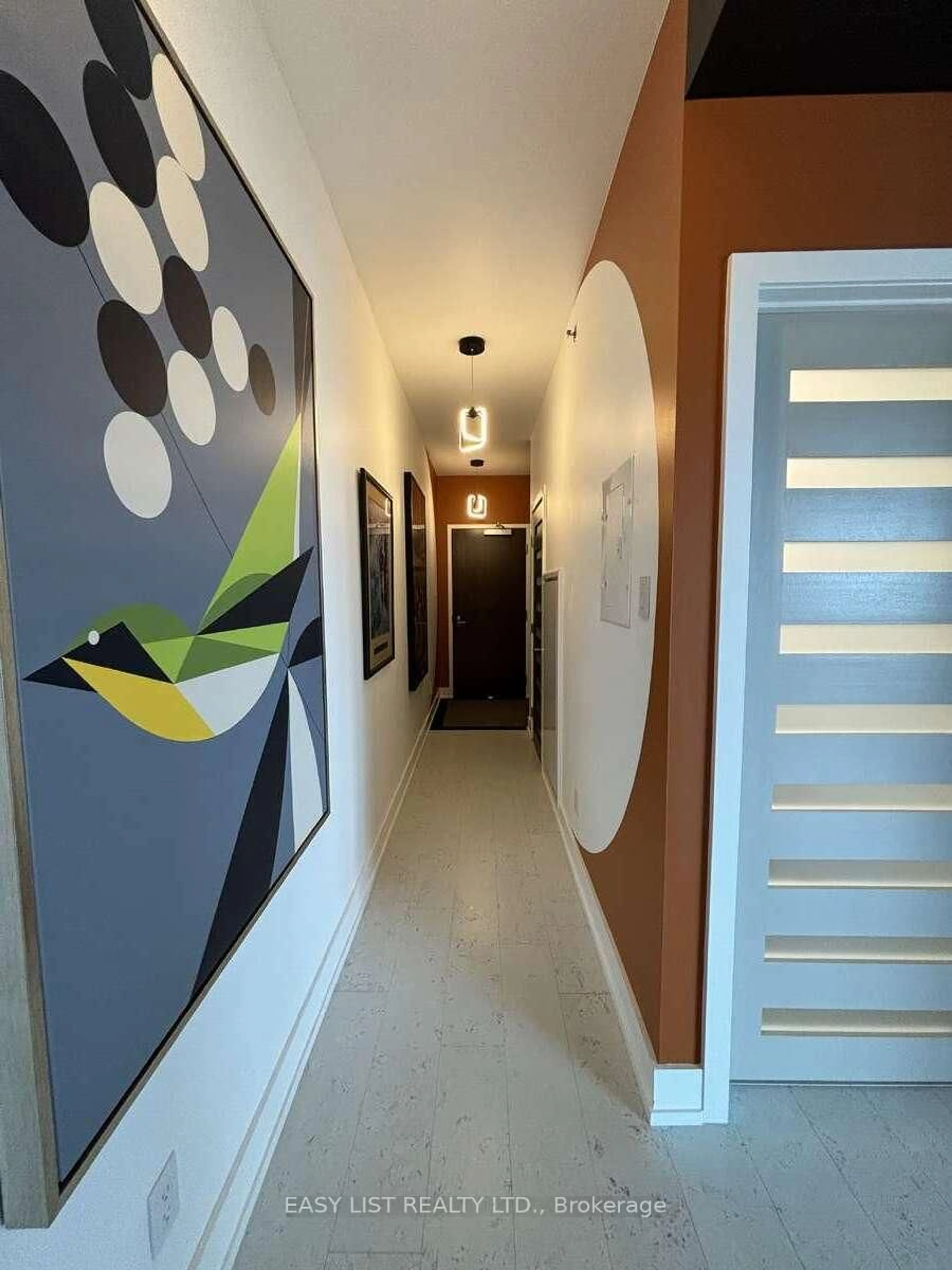 Indoor foyer for 108 Richmond Rd #701, Ottawa Ontario K1Z 0B3