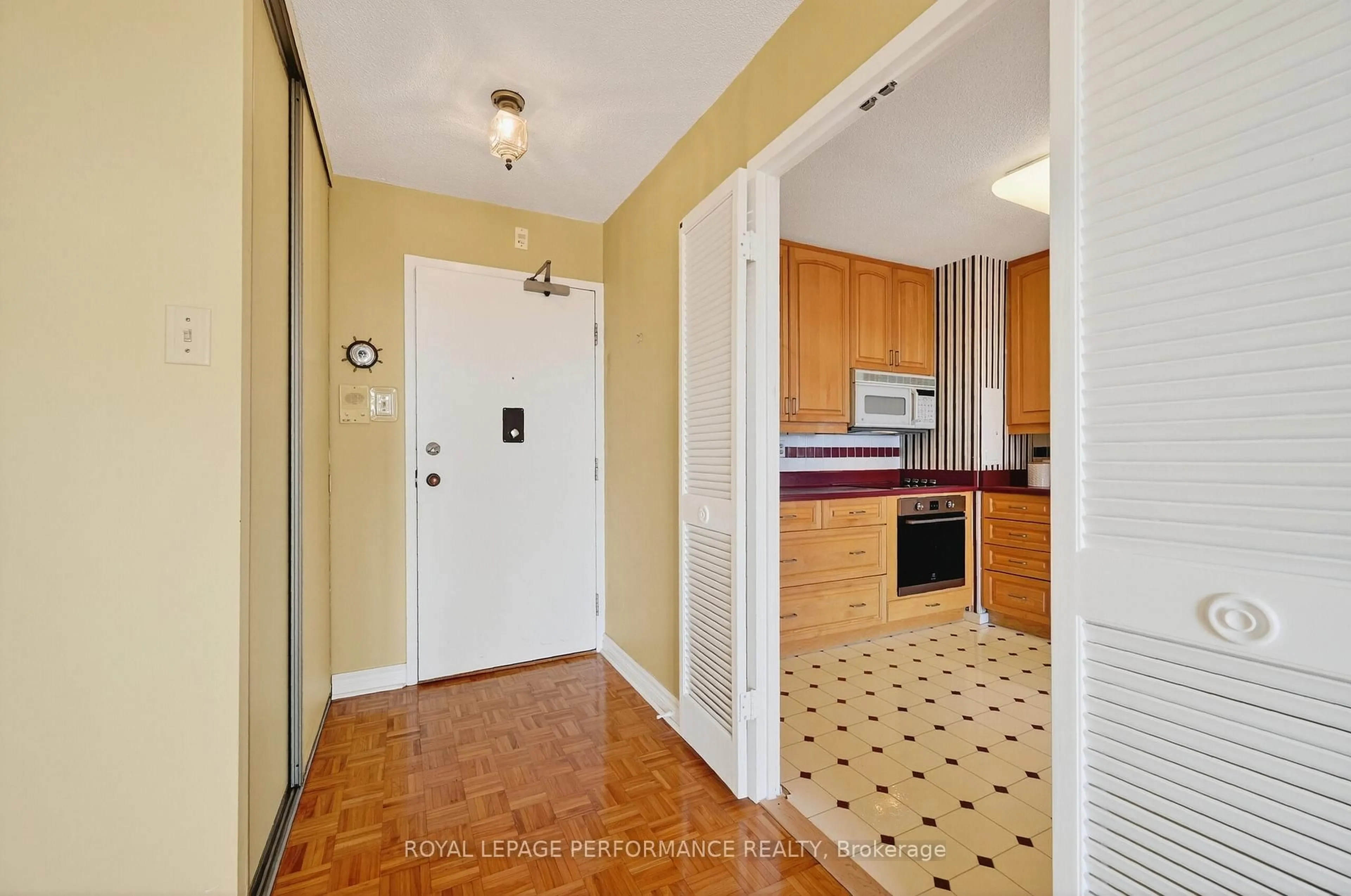 Indoor entryway for 2951 Riverside Dr #809, Ottawa Ontario K1V 8W6