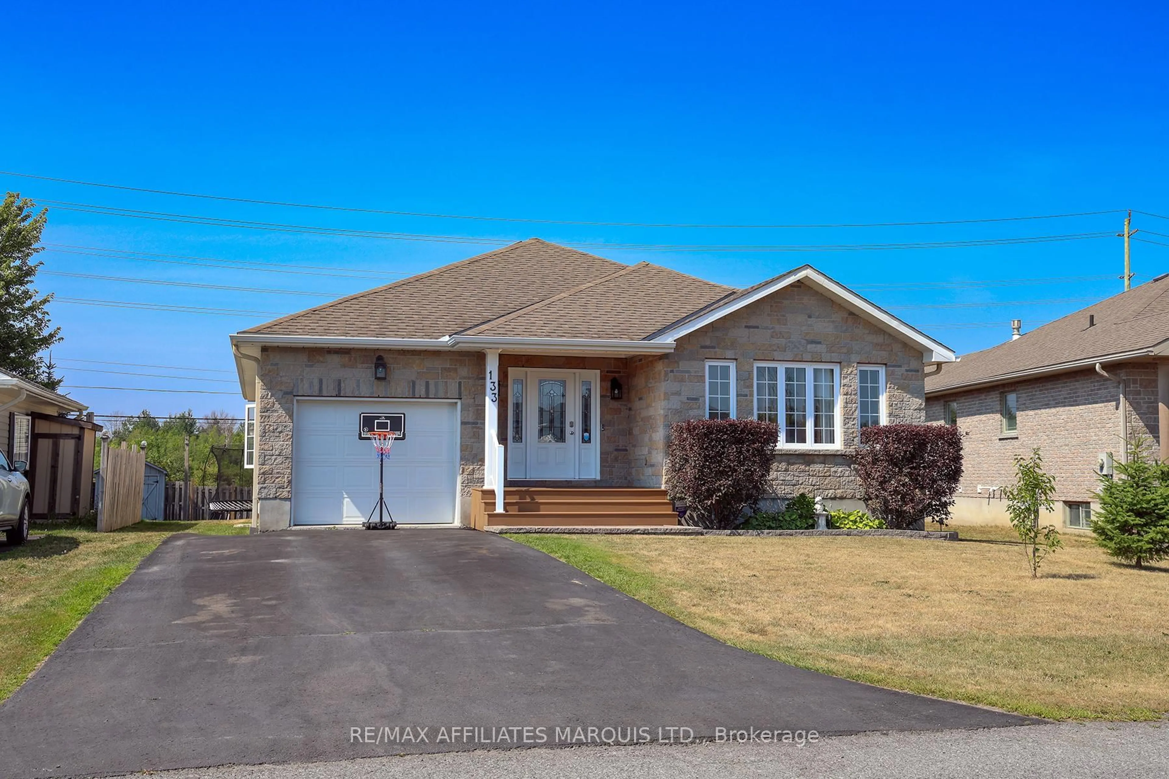 Home with vinyl exterior material, street for 133 Blakes Cres, South Dundas Ontario K0C 1X0