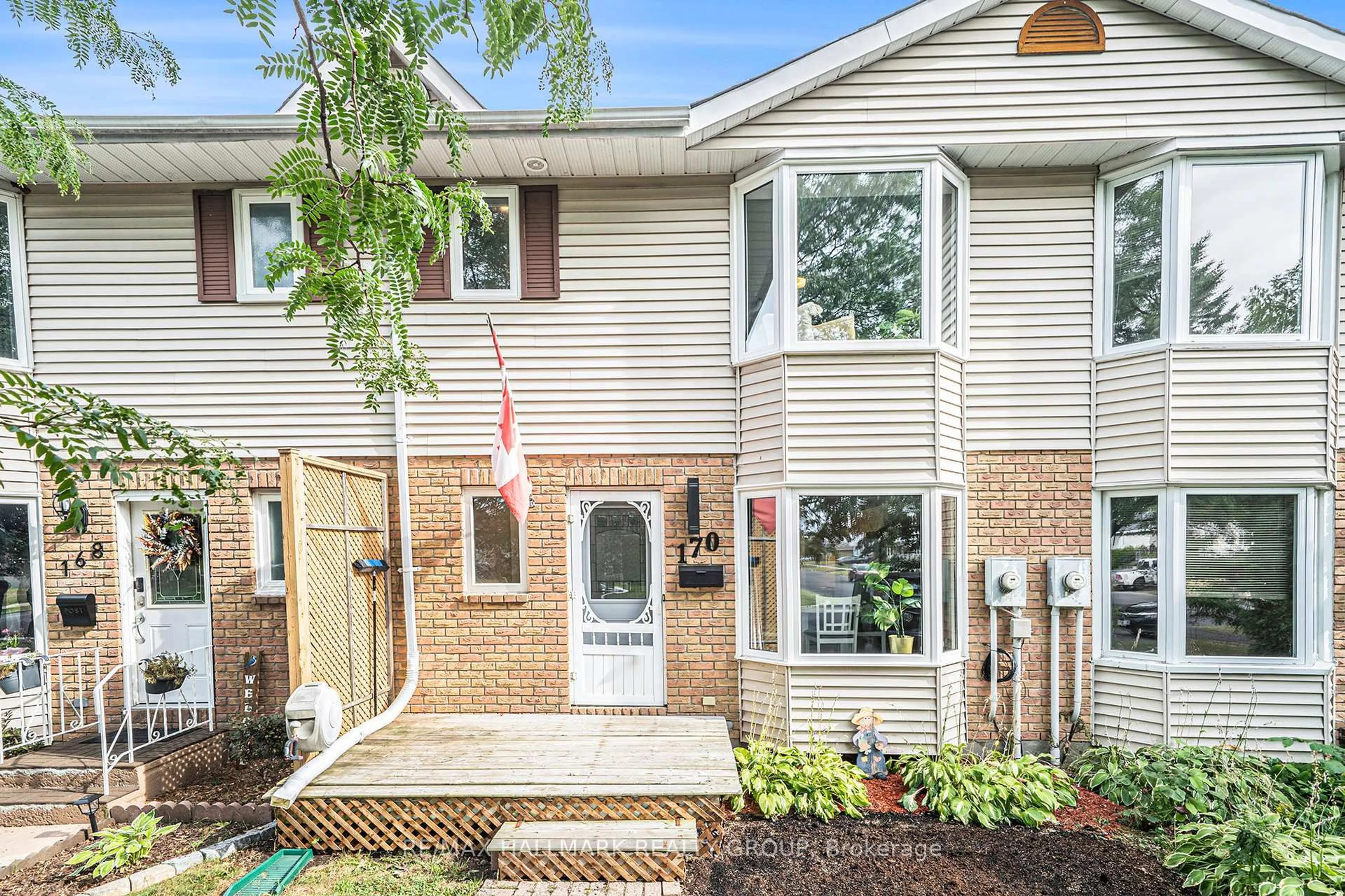 Home with vinyl exterior material, street for 170 Ellen Ave, Cornwall Ontario K6J 3L7