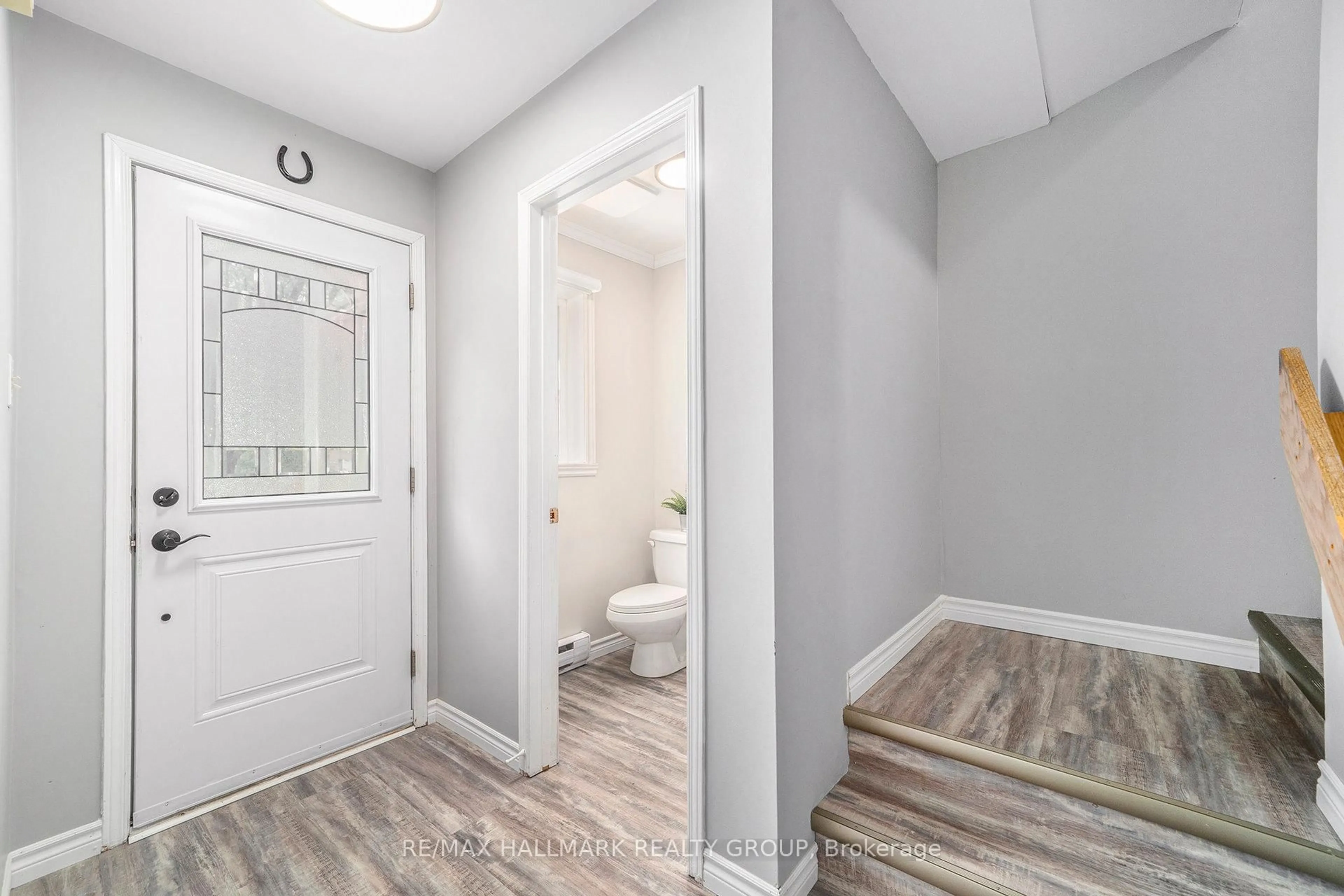 Indoor entryway for 170 Ellen Ave, Cornwall Ontario K6J 3L7