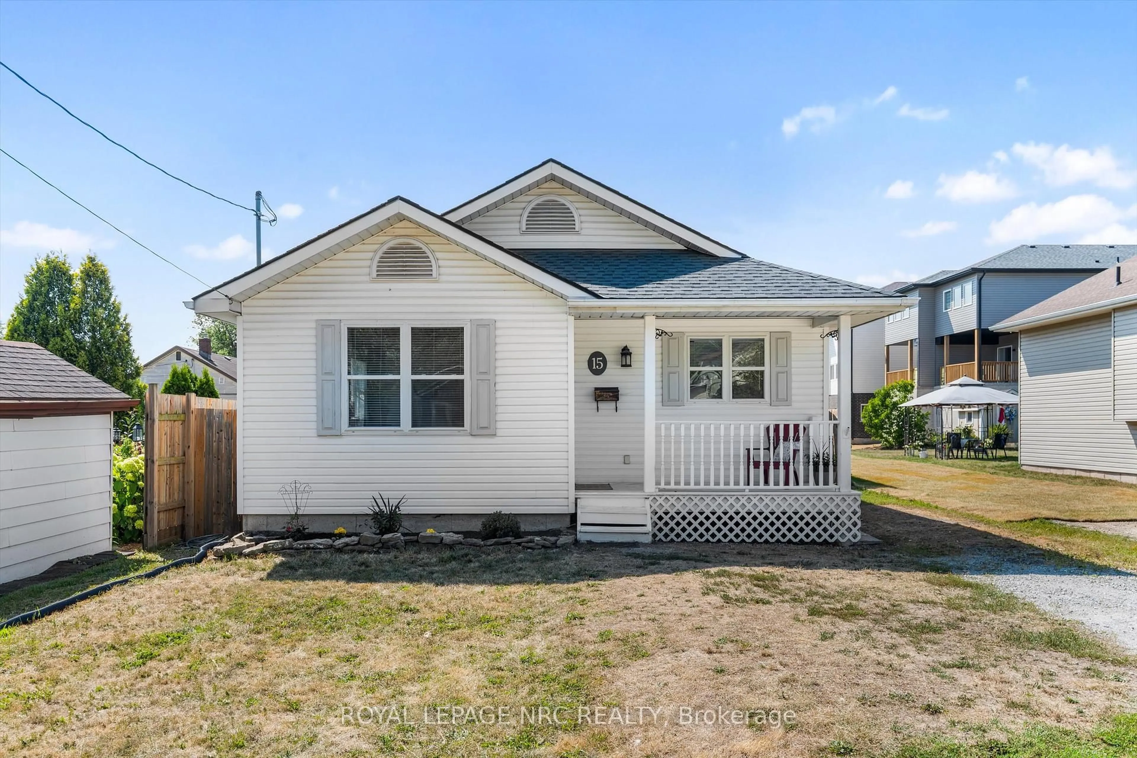 Home with vinyl exterior material, street for 15 Michigan St, Welland Ontario L3B 3A6