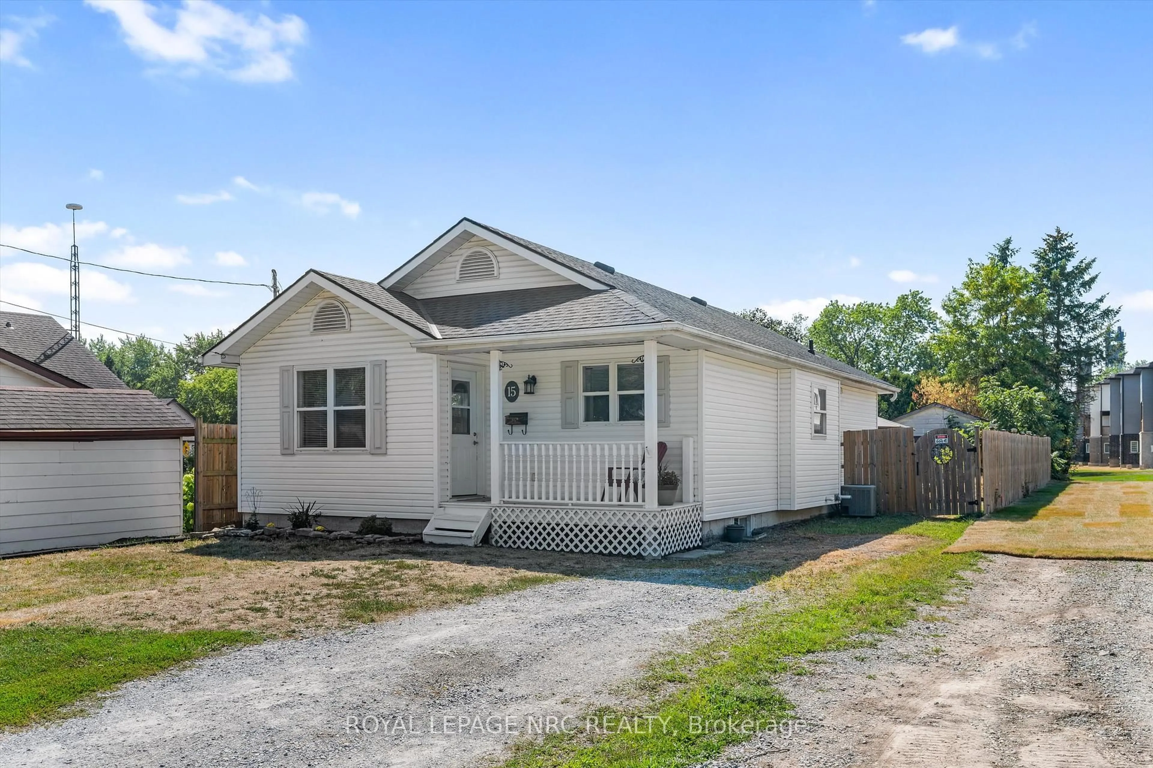 Home with vinyl exterior material, street for 15 Michigan St, Welland Ontario L3B 3A6