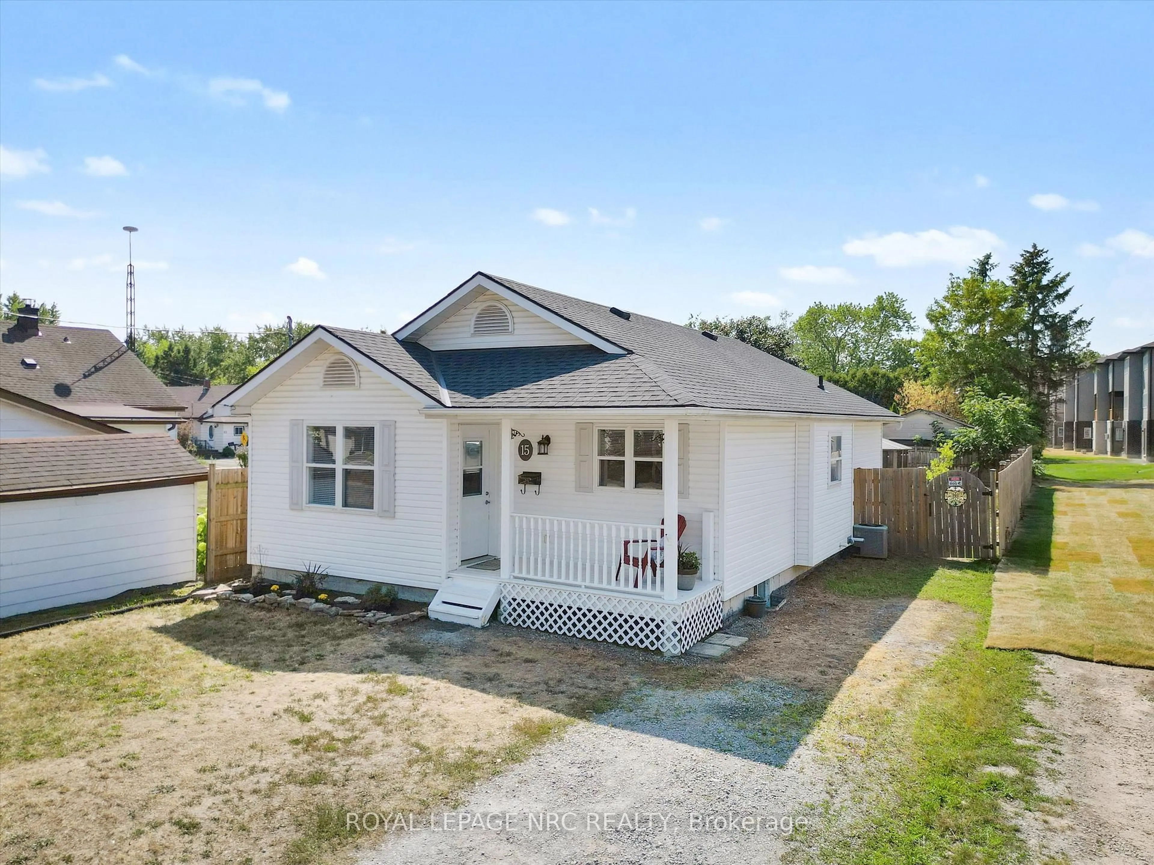 A pic from outside/outdoor area/front of a property/back of a property/a pic from drone, street for 15 Michigan St, Welland Ontario L3B 3A6
