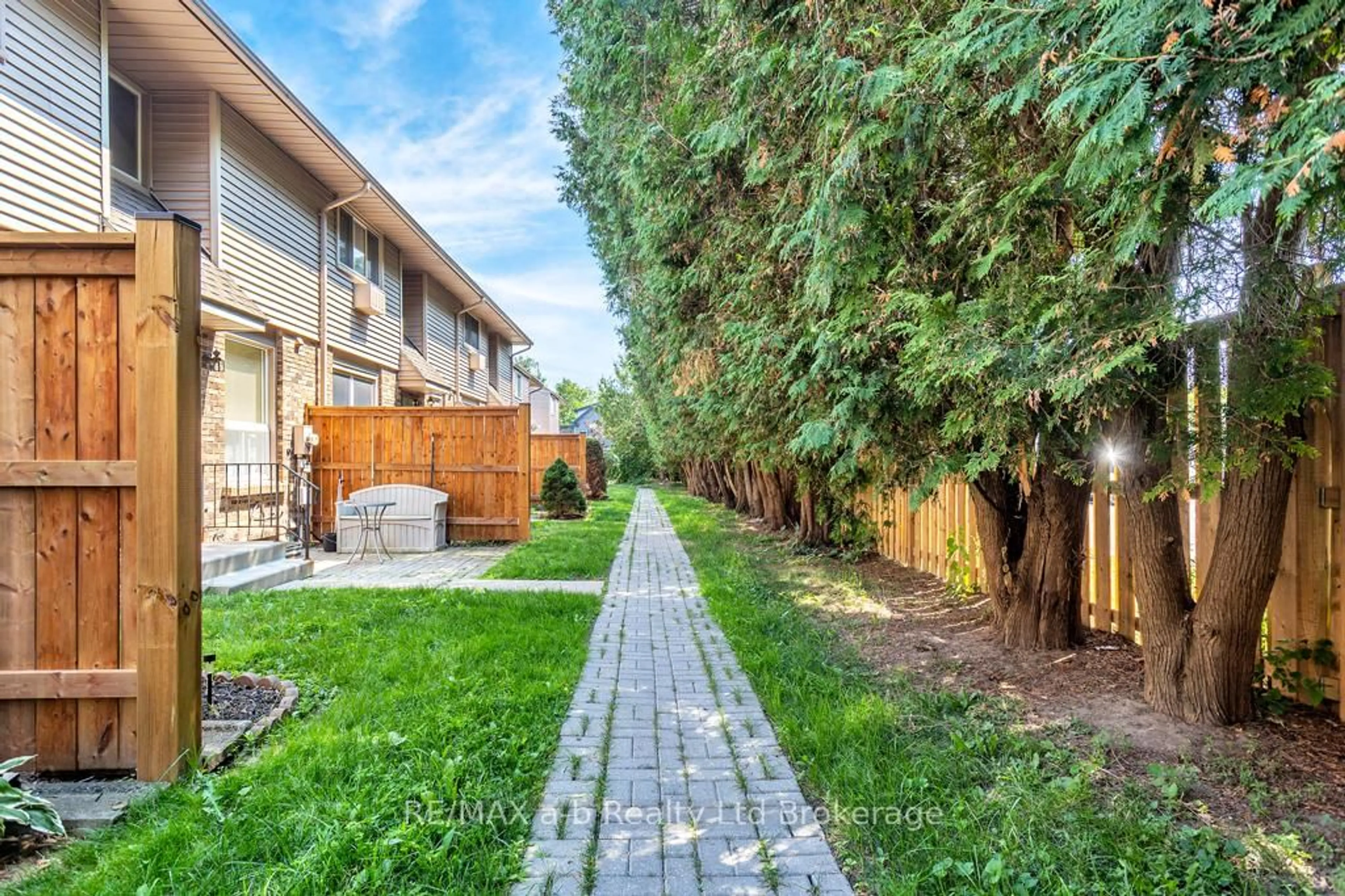 Patio, street for 19-1 Lamers Crt, Tillsonburg Ontario N4G 4T6