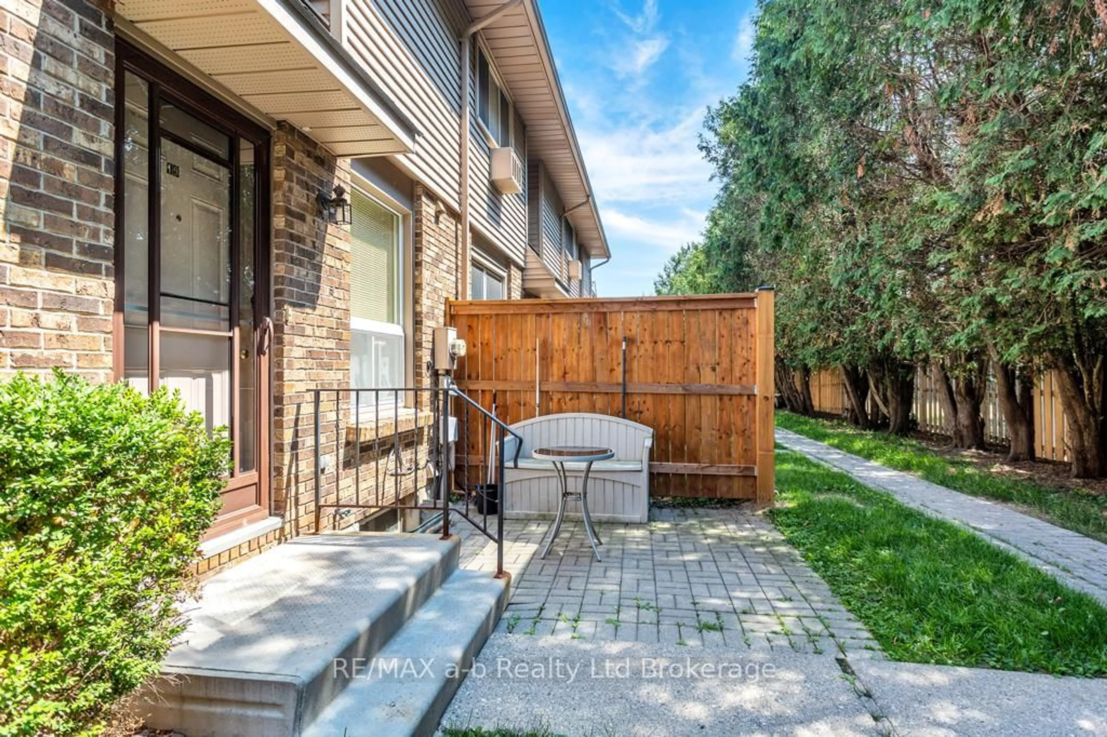 Patio, street for 19-1 Lamers Crt, Tillsonburg Ontario N4G 4T6
