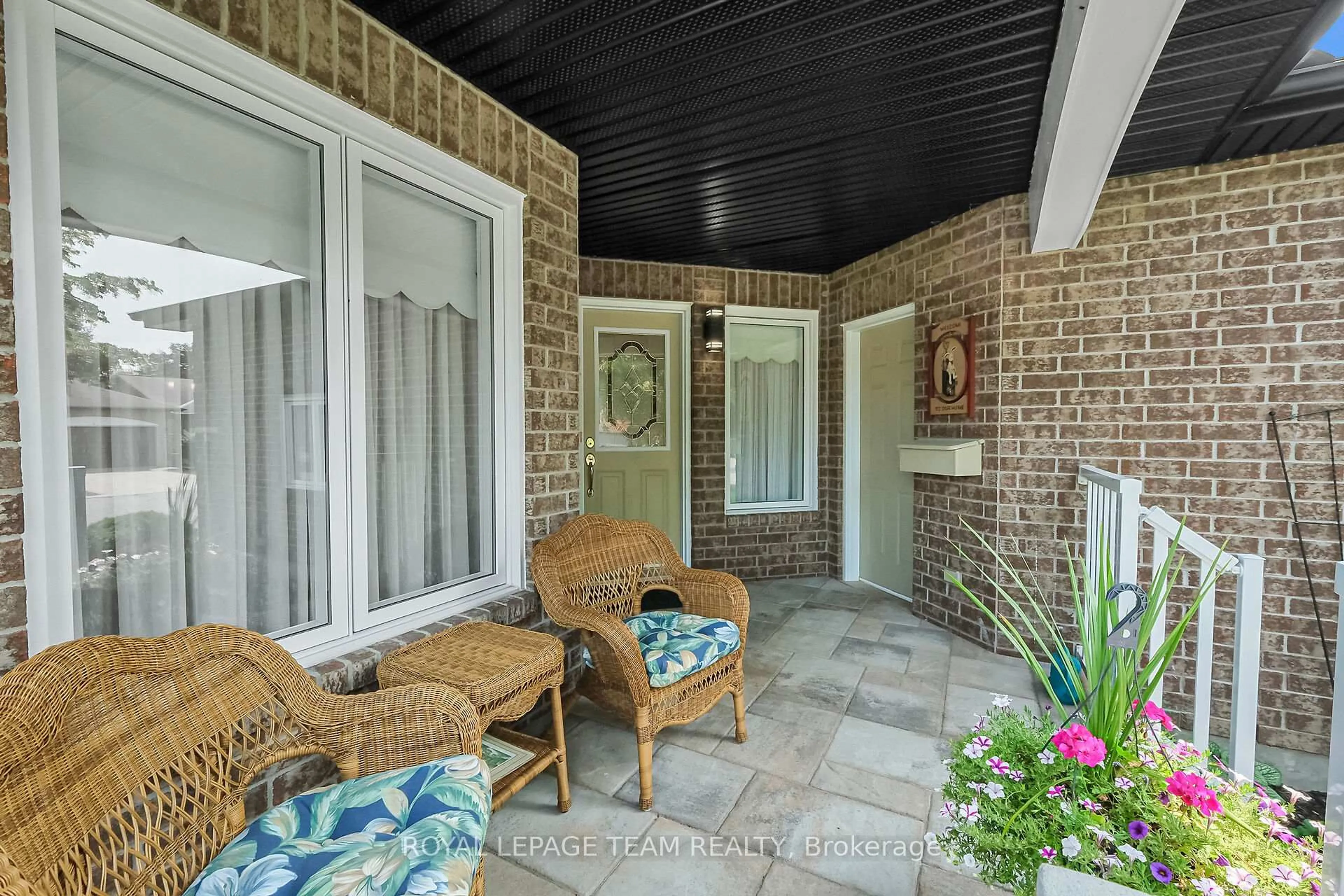 Patio, street for 20 Peregrine Cres, Kanata Ontario K2M 2T3