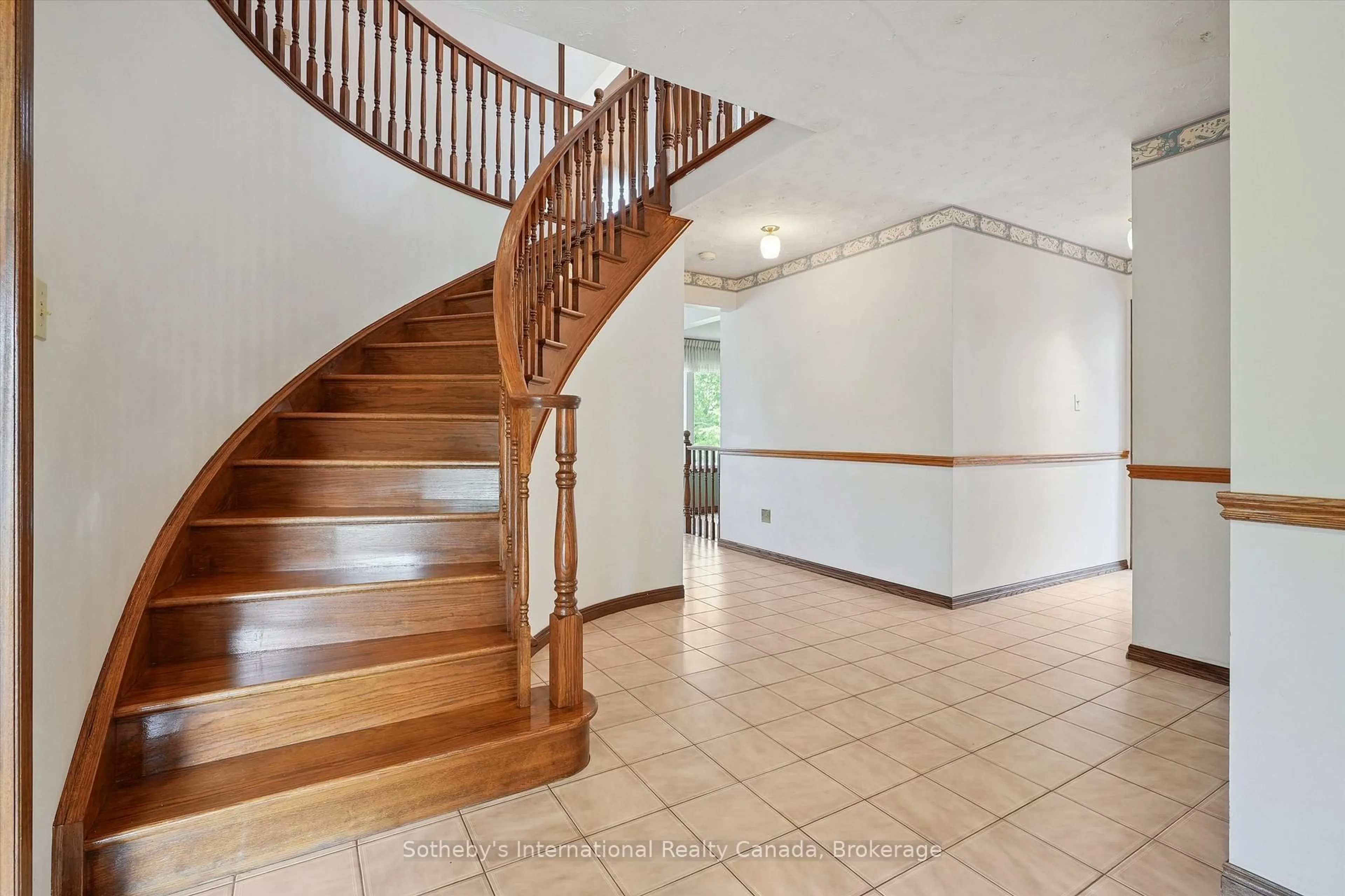 Indoor foyer for 6 Windstar Pl, Hamilton Ontario L9C 7H1