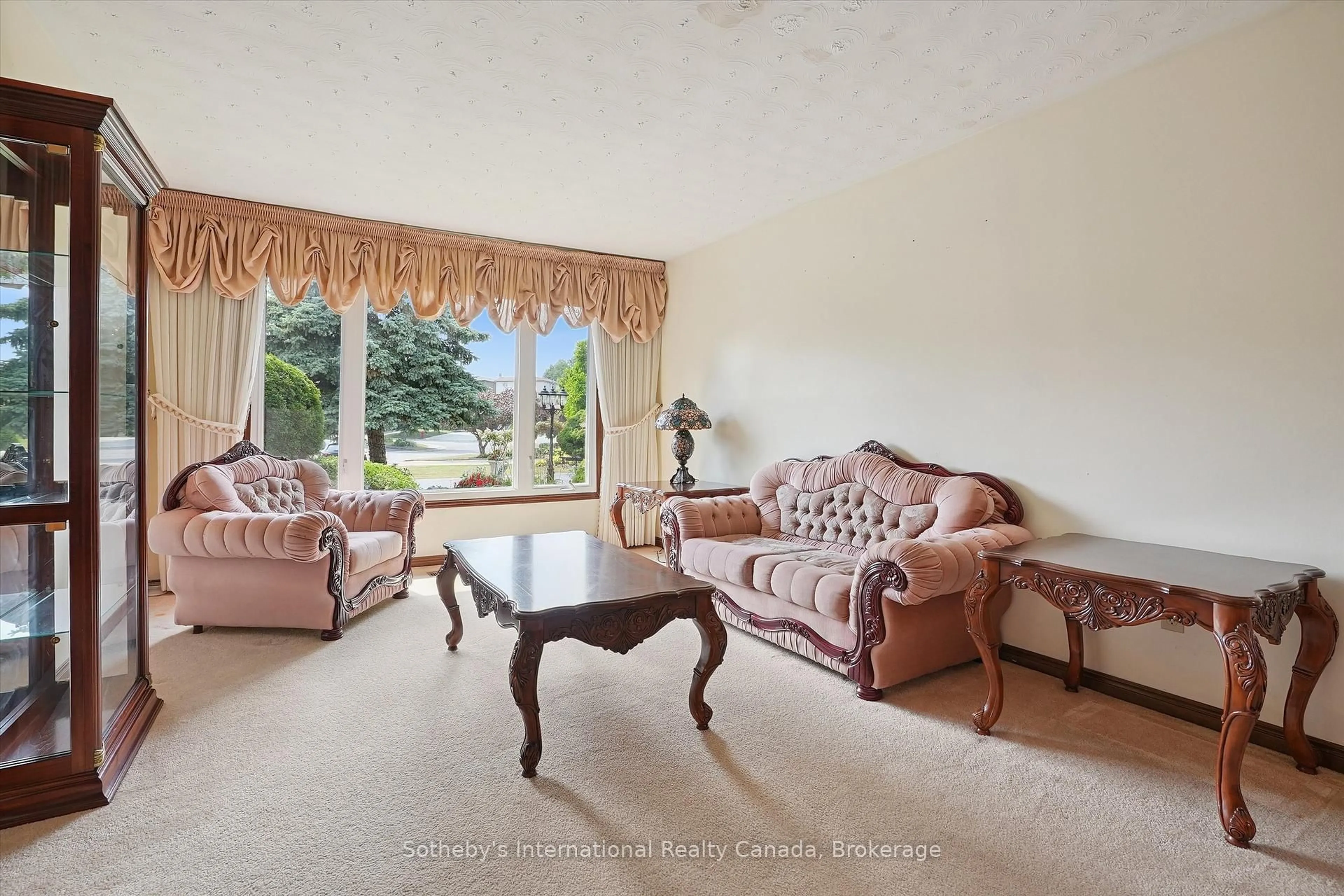Living room with furniture, carpet floor for 6 Windstar Pl, Hamilton Ontario L9C 7H1