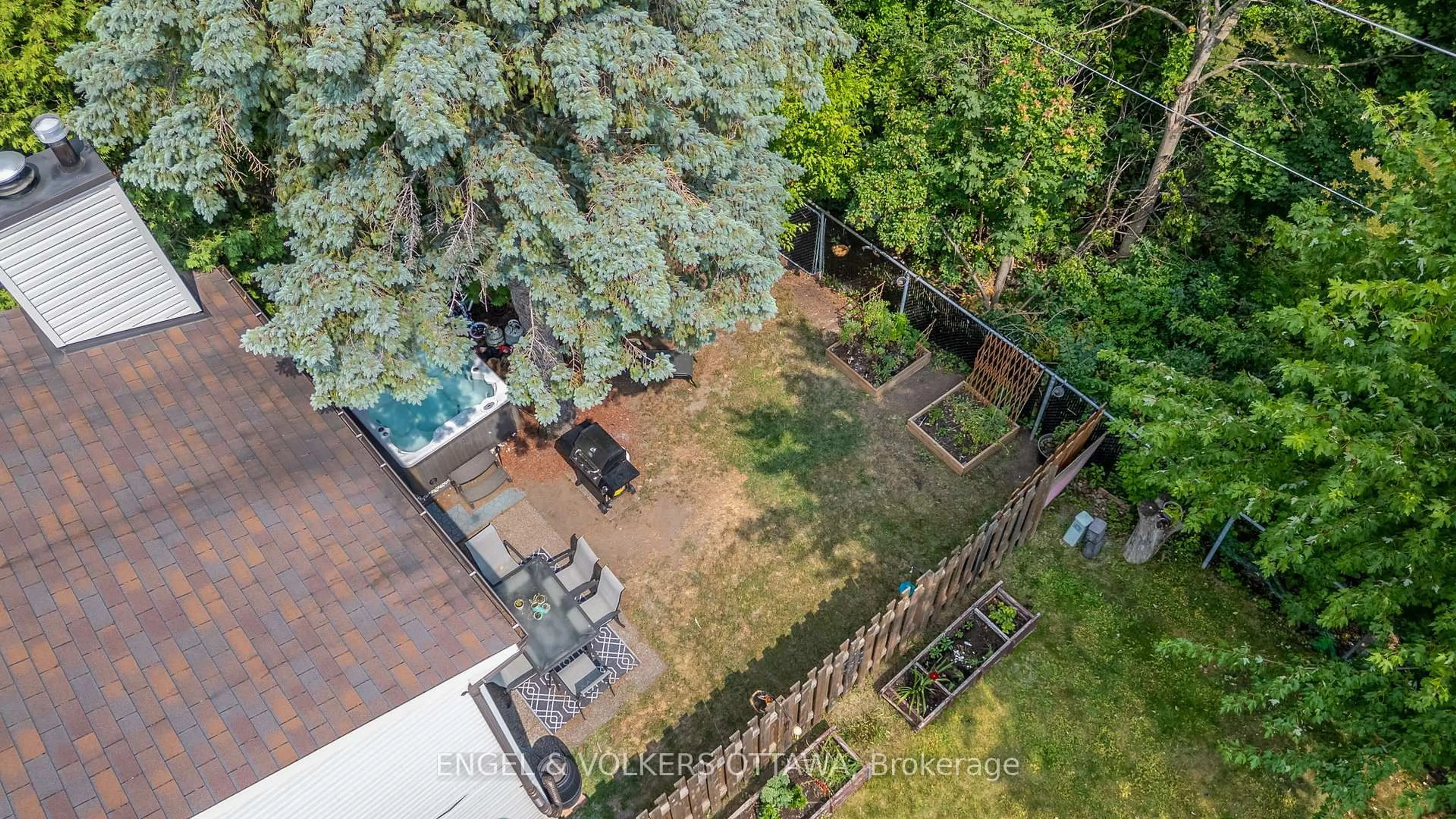 A pic from outside/outdoor area/front of a property/back of a property/a pic from drone, unknown for 42 Henfield Ave, Ottawa Ontario K2J 1J8