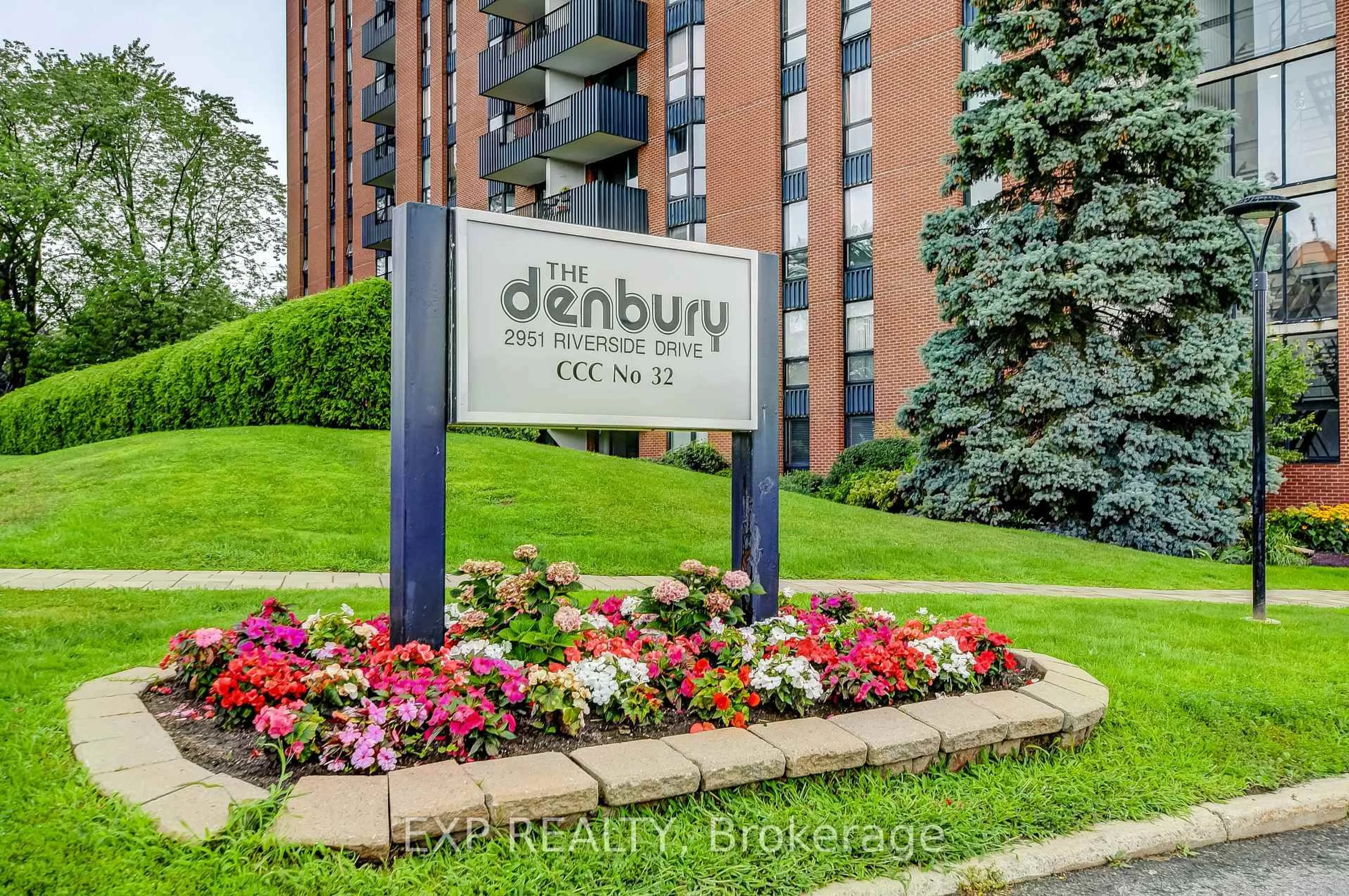 Indoor entryway for 2951 Riverside Dr #211, Ottawa Ontario K1V 8W6