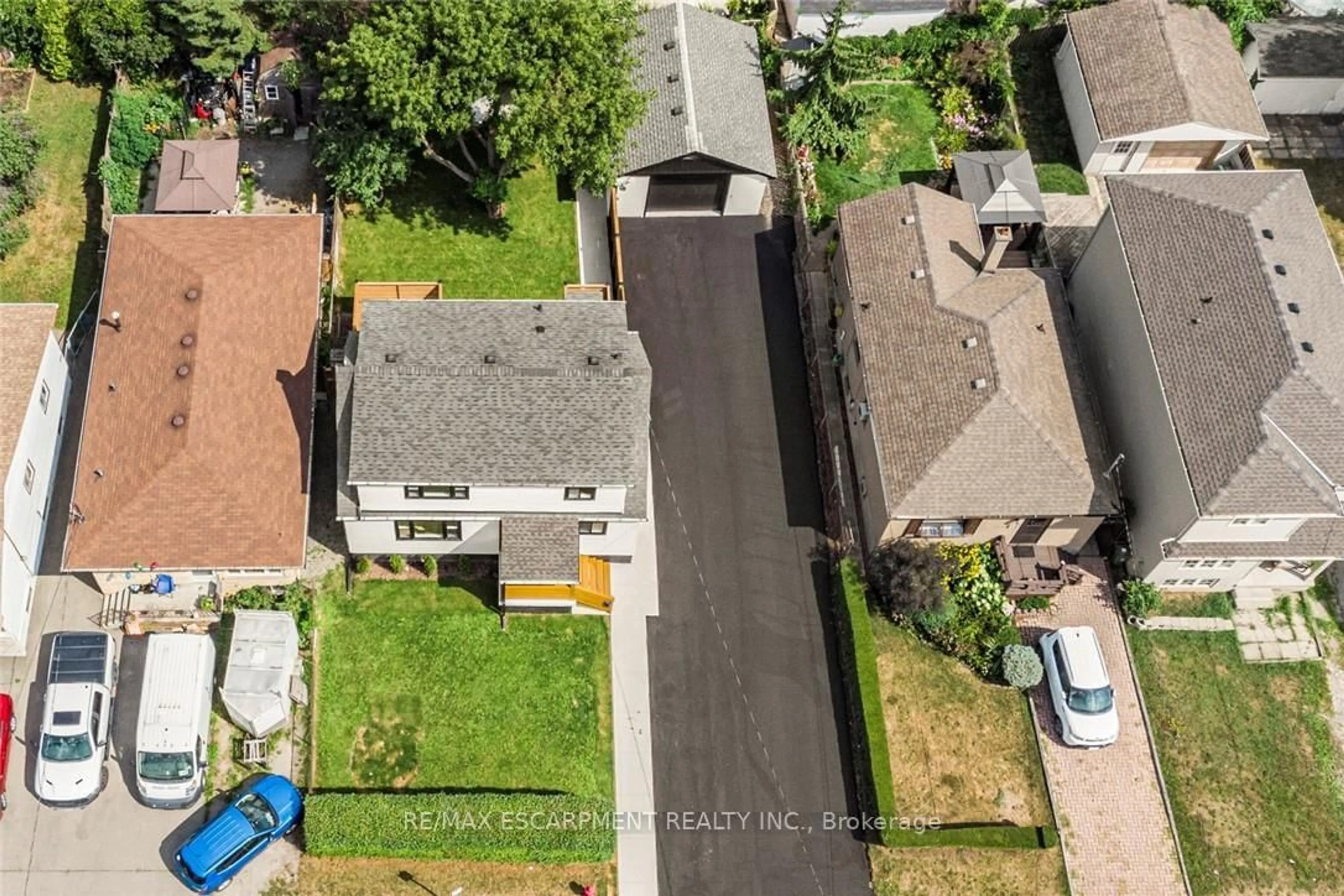 A pic from outside/outdoor area/front of a property/back of a property/a pic from drone, street for 588 Barnaby St, Hamilton Ontario L8H 6T9