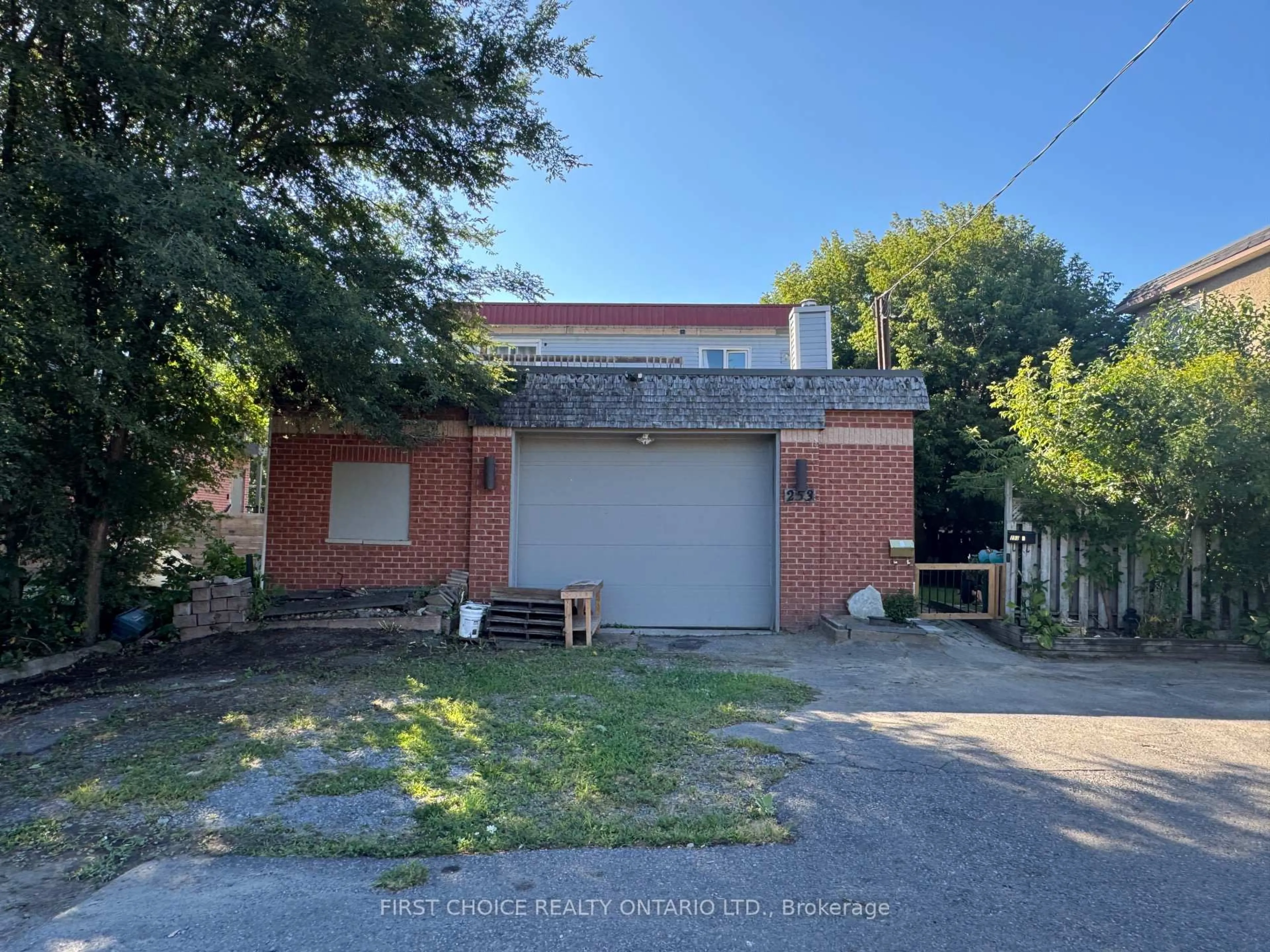 A pic from outside/outdoor area/front of a property/back of a property/a pic from drone, street for 253 FRECHETTE St, Ottawa Ontario K1L 7T3