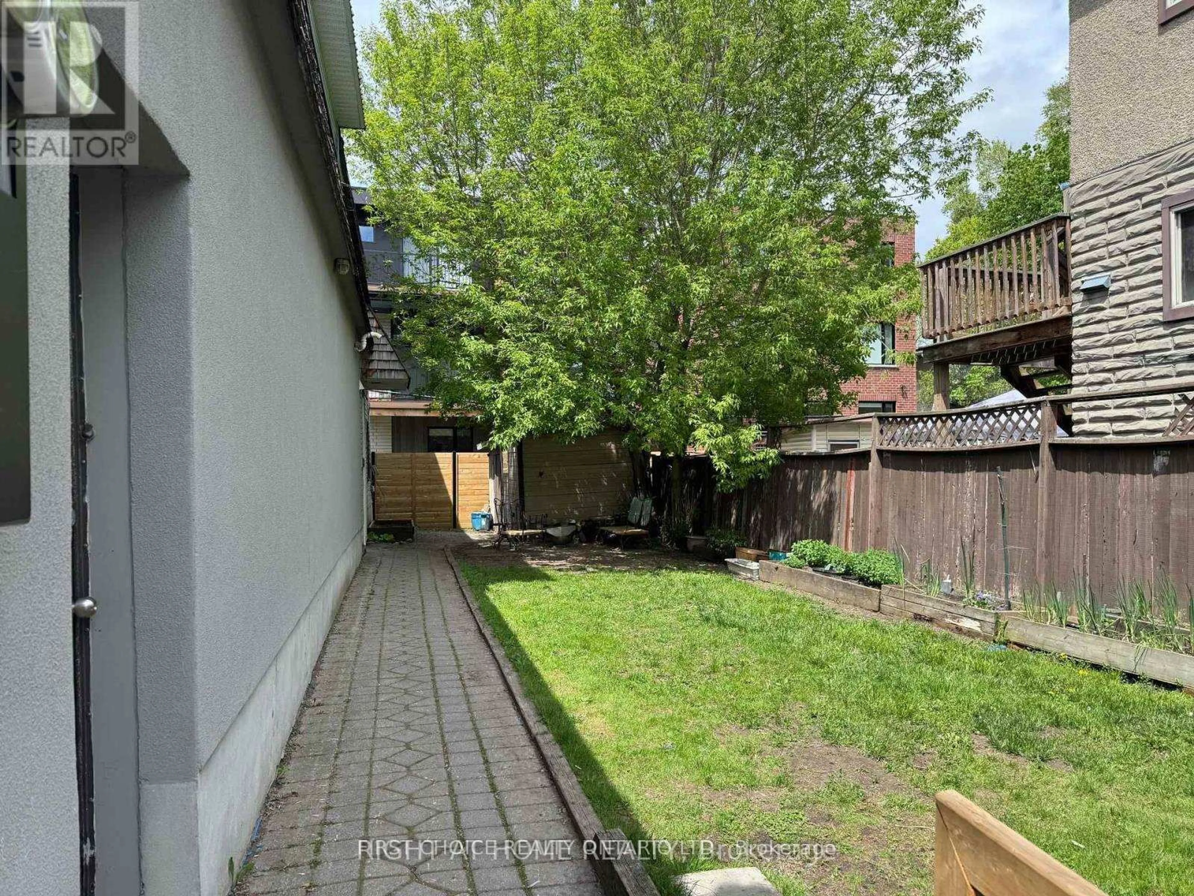A pic from outside/outdoor area/front of a property/back of a property/a pic from drone, street for 253 FRECHETTE St, Ottawa Ontario K1L 7T3